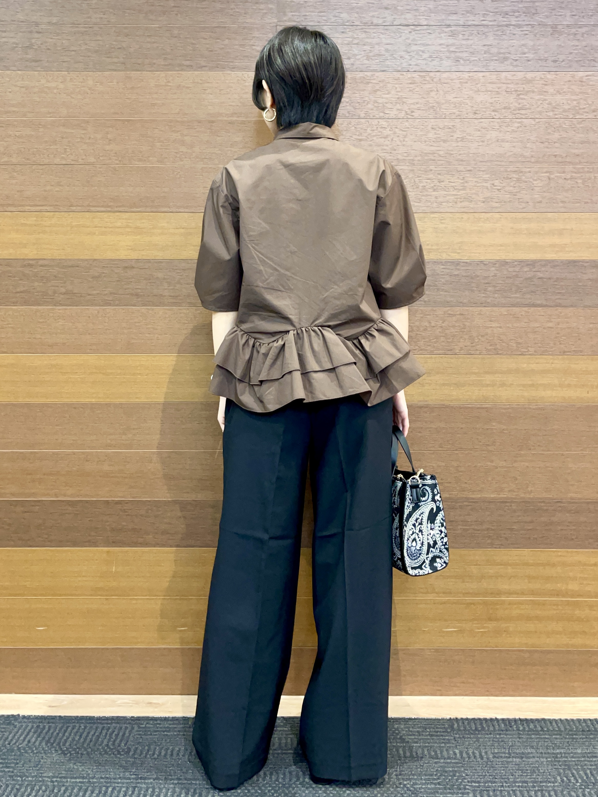 umiさんの「OPAQUE.CLIP｜【森絵梨佳さん着用】裾ラッフルデザインブラウス《洗濯機OK》」を使ったコーディネート