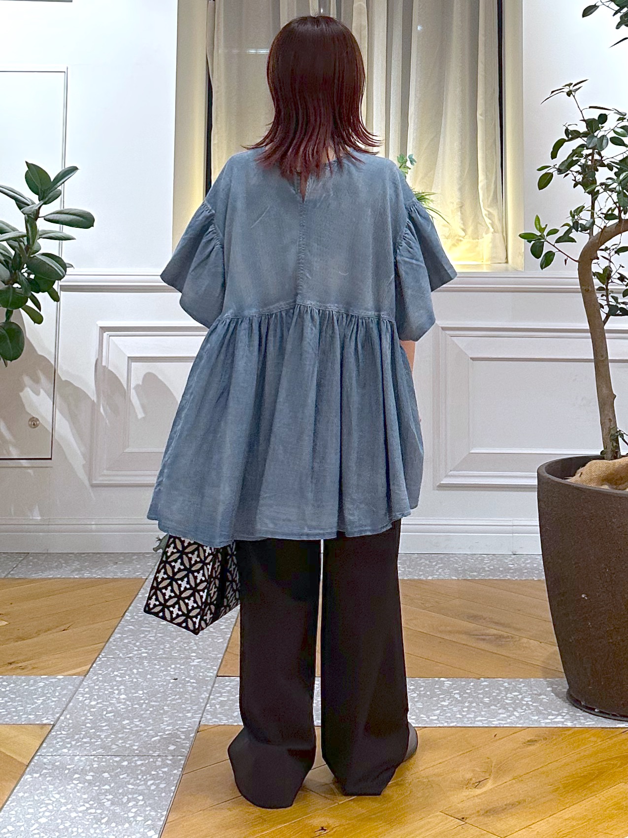 なべこさんの「DRESSTERIOR｜【涼しく着映え】シアーデニムAラインブラウス」を使ったコーディネート