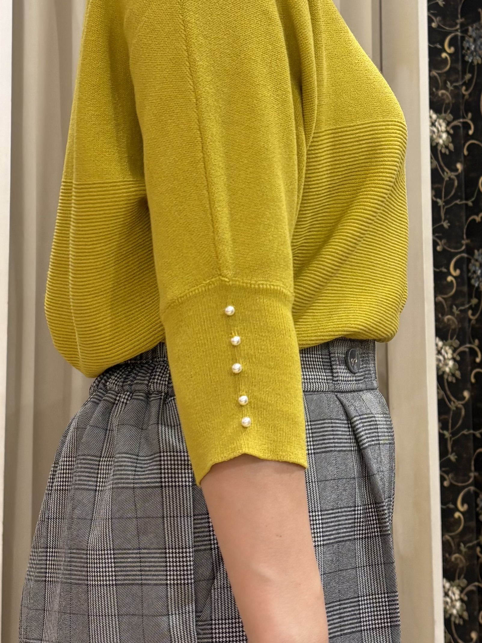 ネリさんの「SHOO･LA･RUE｜【毛玉になりにくい】パール調ボタンが女性らしさをプラス ガーター切替 7分袖ドルマンニット」を使ったコーディネート