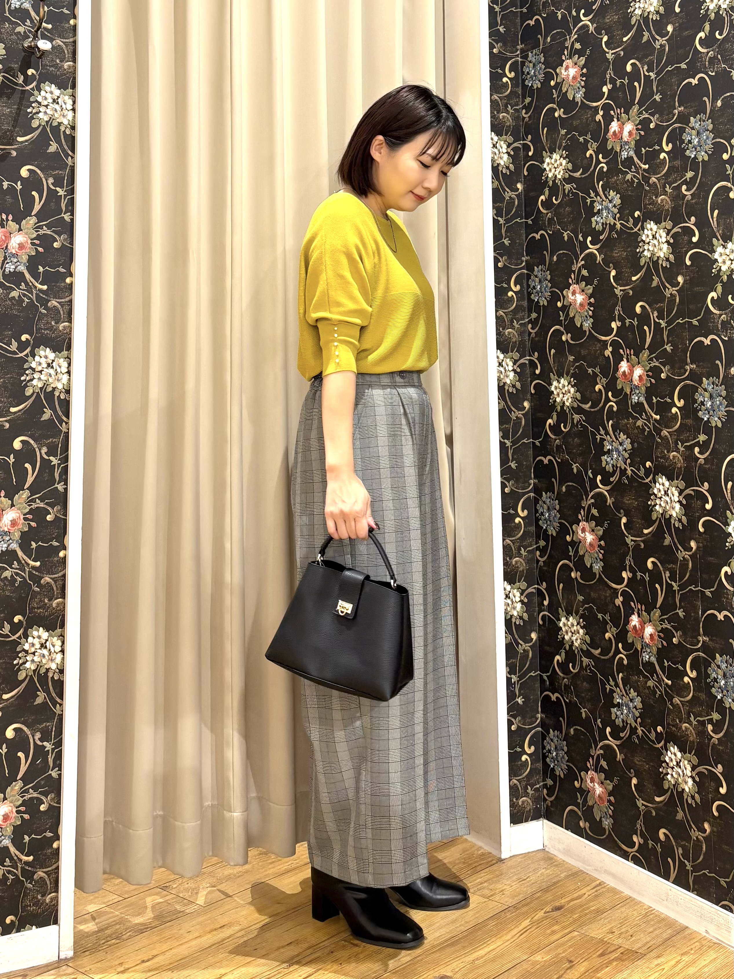ネリさんの「SHOO･LA･RUE｜【毛玉になりにくい】パール調ボタンが女性らしさをプラス ガーター切替 7分袖ドルマンニット」を使ったコーディネート
