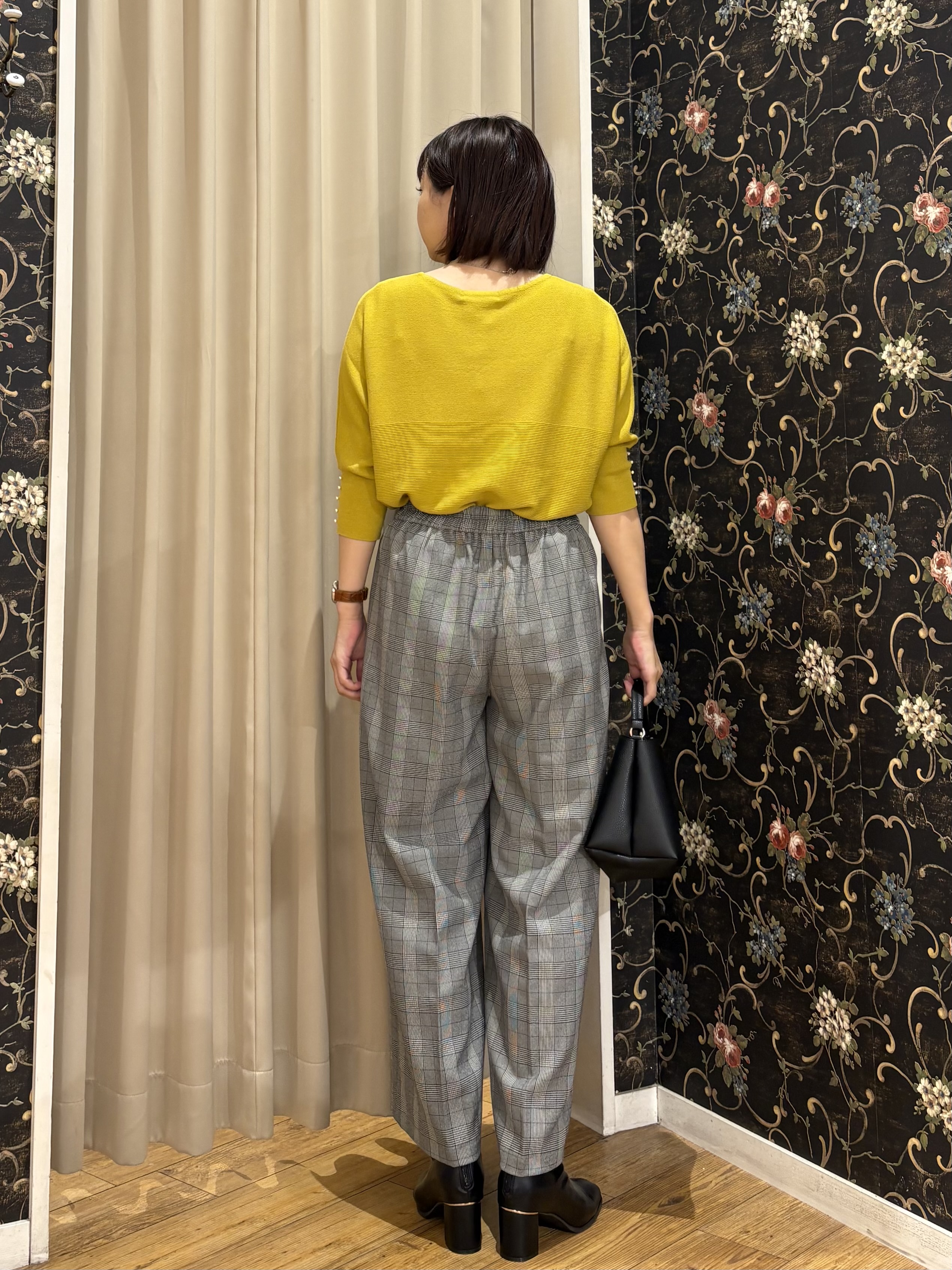 ネリさんの「SHOO･LA･RUE｜【毛玉になりにくい】パール調ボタンが女性らしさをプラス ガーター切替 7分袖ドルマンニット」を使ったコーディネート
