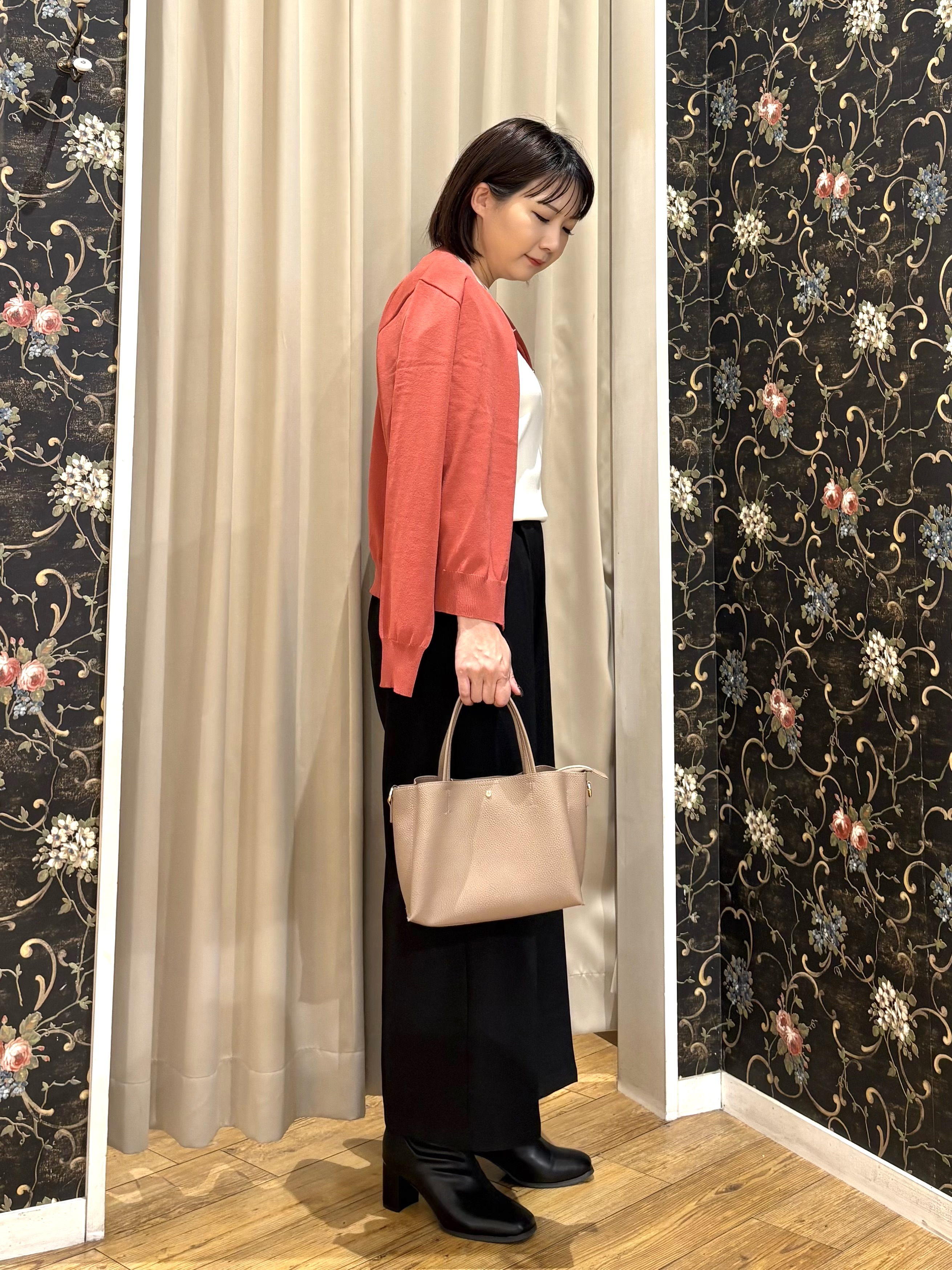 ネリさんの「SHOO･LA･RUE｜【洗濯機可/S-LL】マルチボタンが品よく映えるカーディガン」を使ったコーディネート