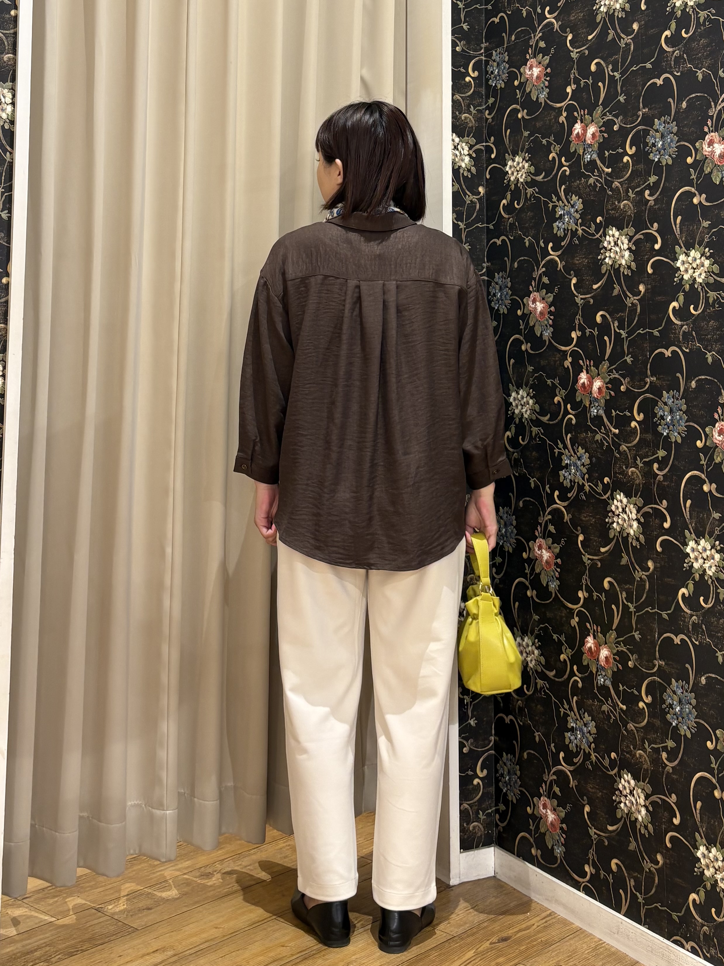 ネリさんの「SHOO･LA･RUE｜【洗濯後しわになりにくい/インしてる風】1枚で着映える裾タックシャツ」を使ったコーディネート