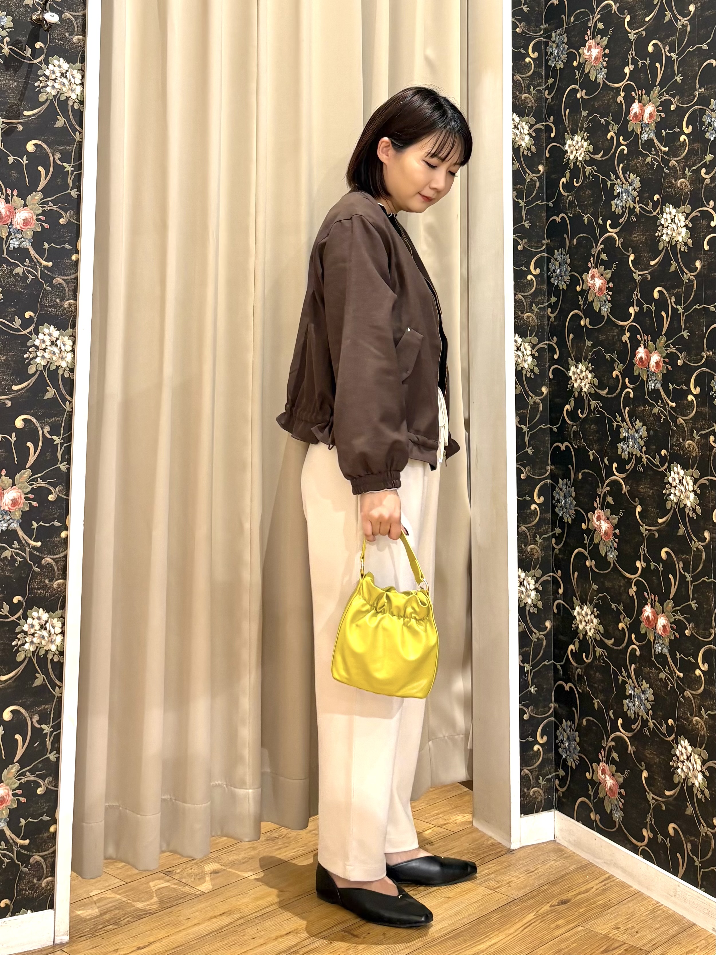 ネリさんの「SHOO･LA･RUE｜【洗濯後しわになりにくい/S-LL】裾ドロストフリルブルゾン」を使ったコーディネート