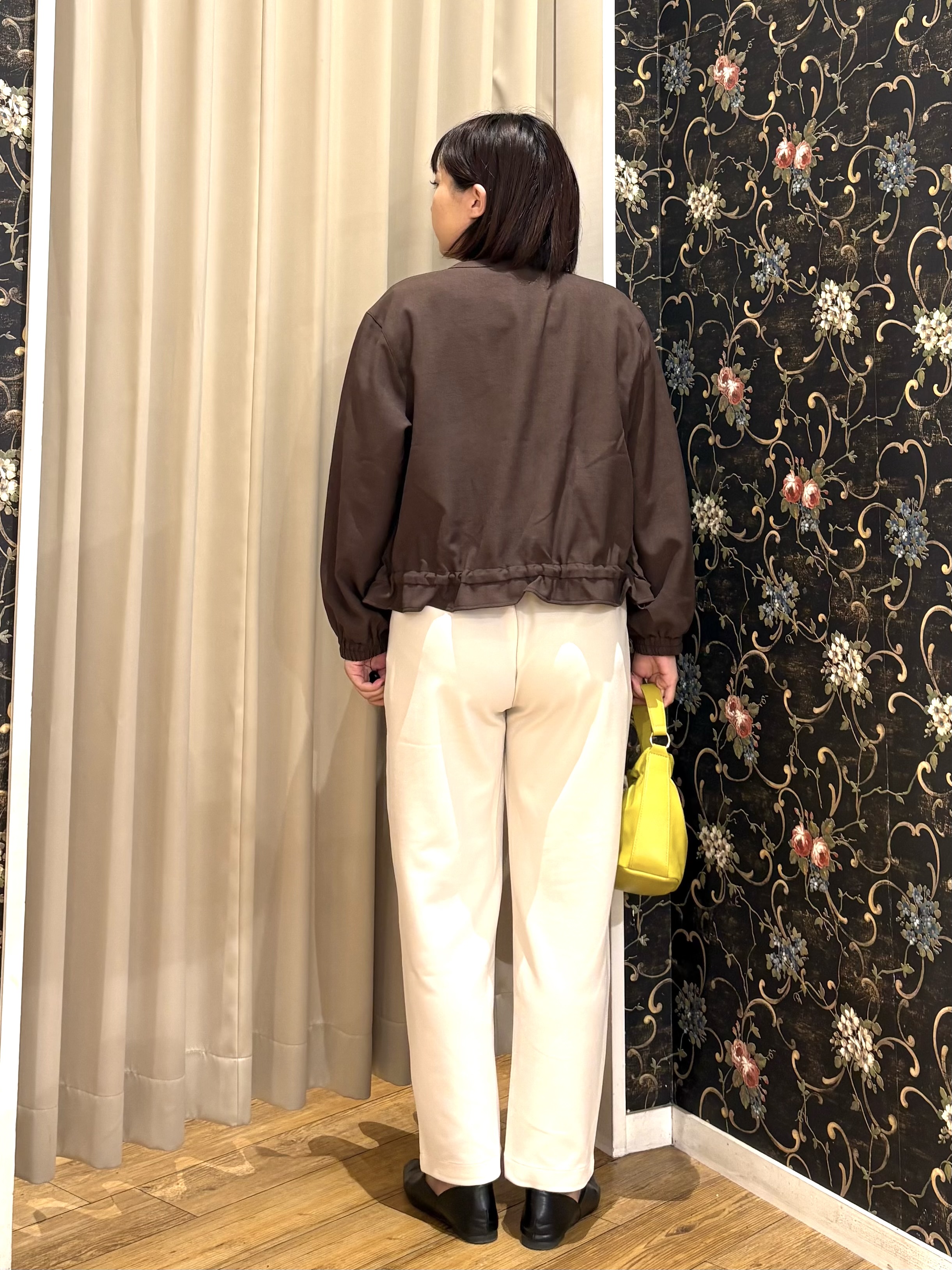 ネリさんの「SHOO･LA･RUE｜【洗濯後しわになりにくい/S-LL】裾ドロストフリルブルゾン」を使ったコーディネート
