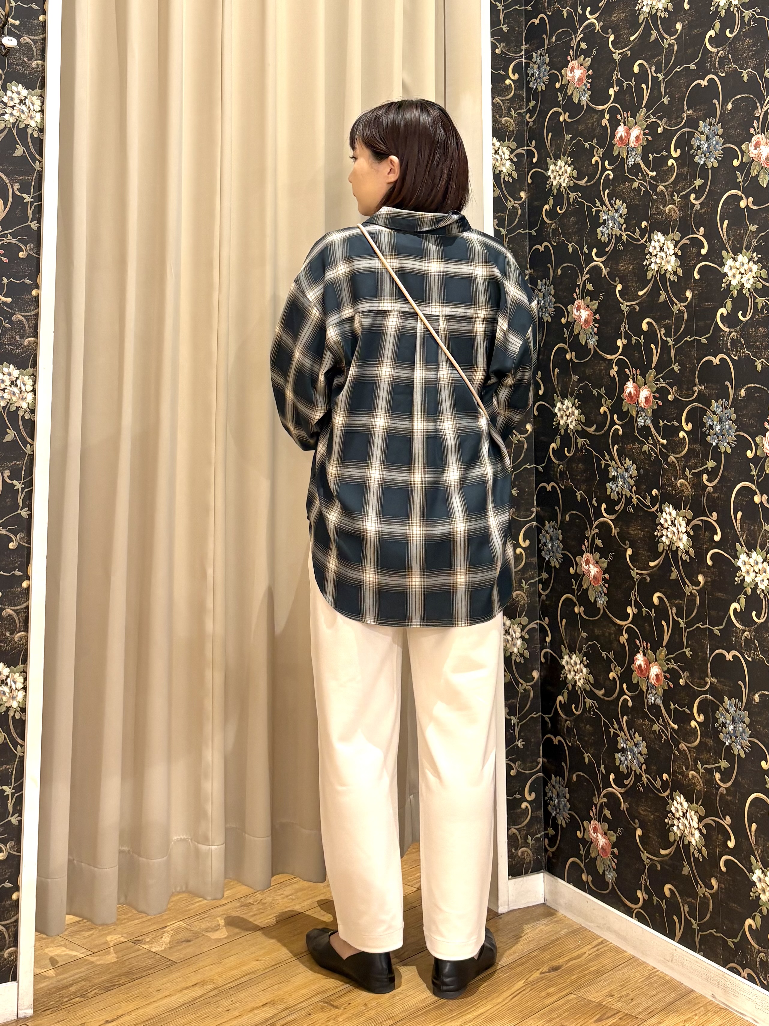 ネリさんの「SHOO･LA･RUE｜【洗濯後しわになりにくい/S-LL】選べる6パターン 羽織としても活躍する ベーシックシャツ」を使ったコーディネート