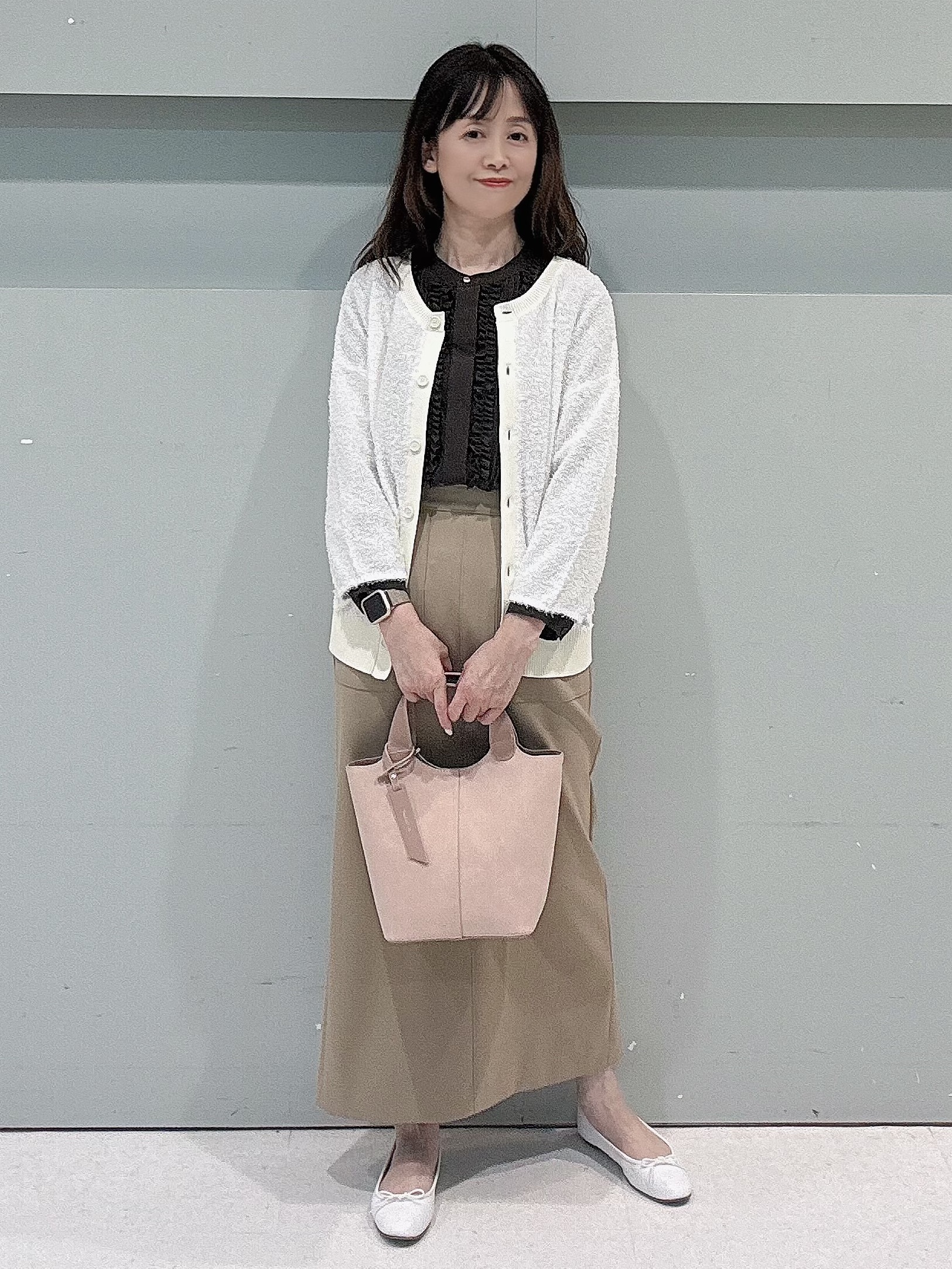 makiさんの「UNTITLED｜【1枚で着映え/オンオフ着回し】フリルサテンブラウス」を使ったコーディネート