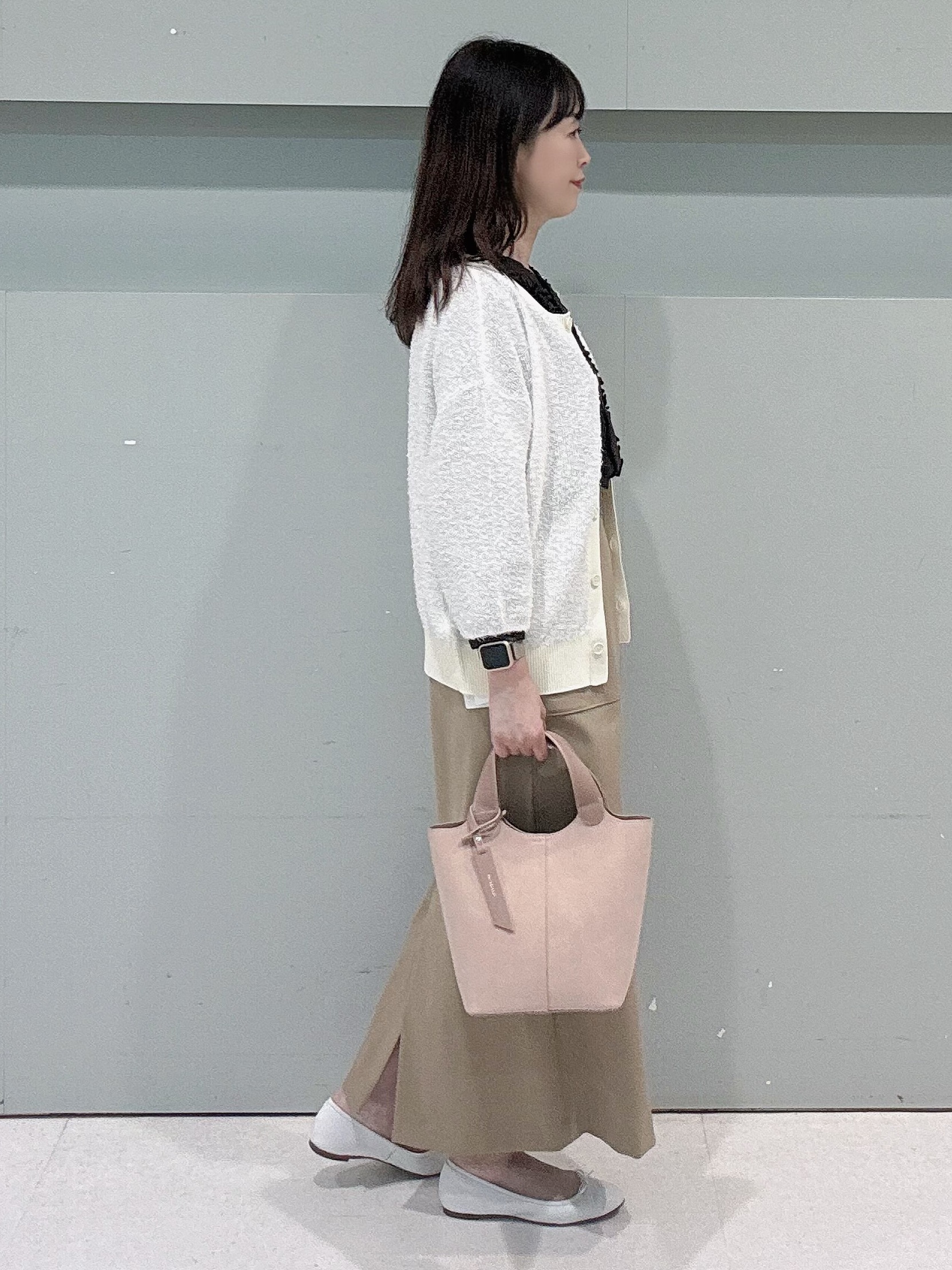 makiさんの「UNTITLED｜【1枚で着映え/オンオフ着回し】フリルサテンブラウス」を使ったコーディネート