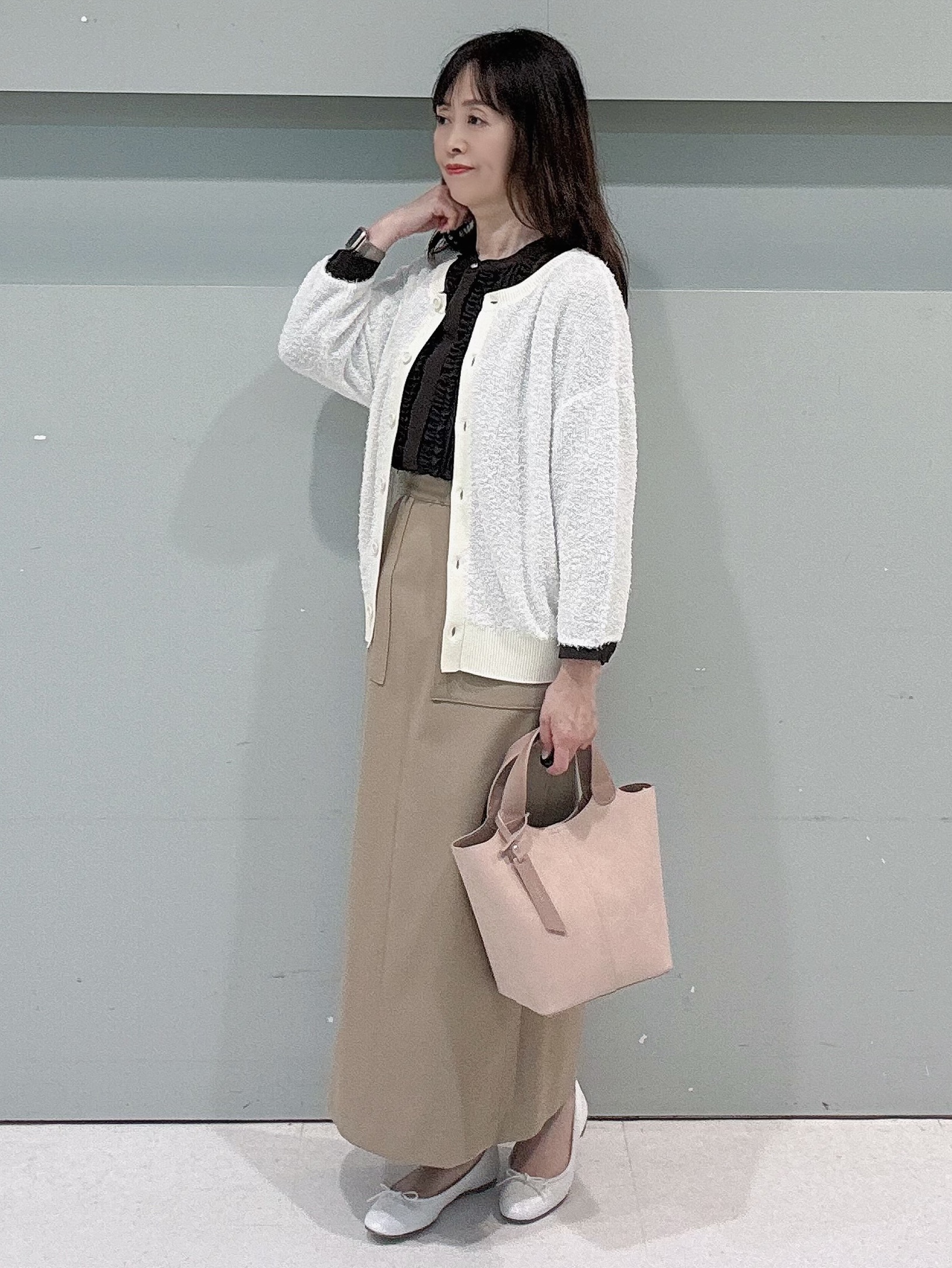 makiさんの「UNTITLED｜【1枚で着映え/オンオフ着回し】フリルサテンブラウス」を使ったコーディネート