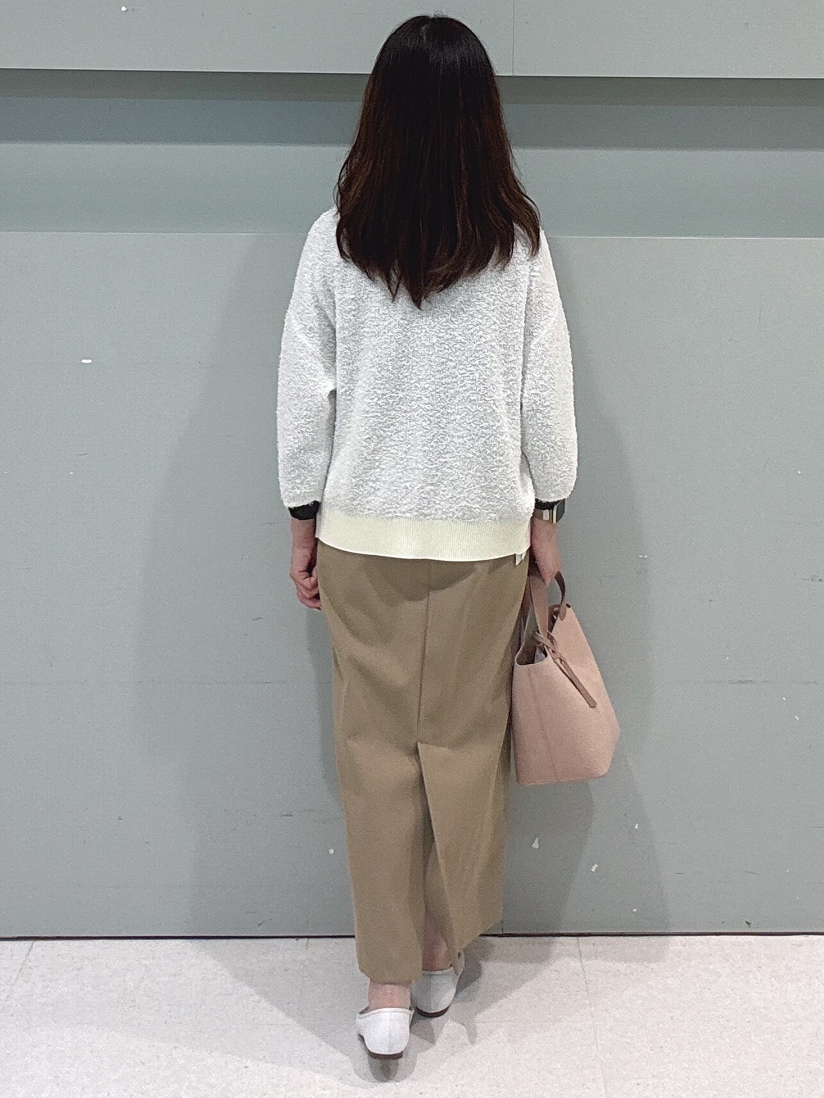 makiさんの「UNTITLED｜【1枚で着映え/オンオフ着回し】フリルサテンブラウス」を使ったコーディネート
