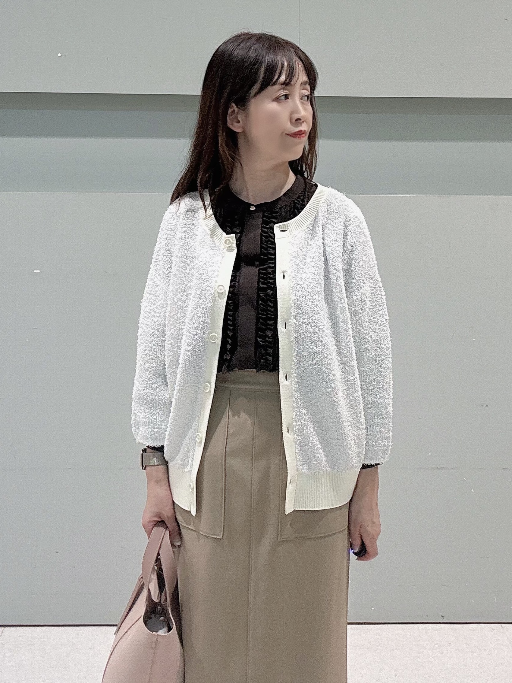 makiさんの「UNTITLED｜【1枚で着映え/オンオフ着回し】フリルサテンブラウス」を使ったコーディネート