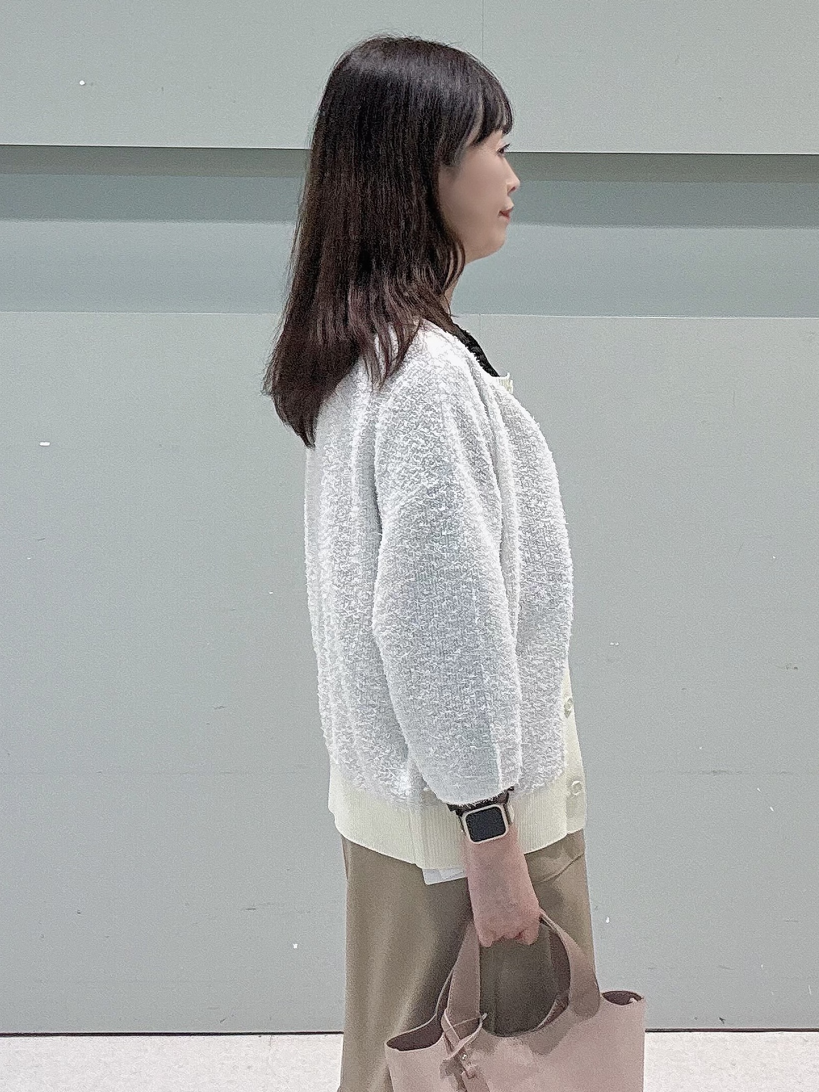 makiさんの「UNTITLED｜【1枚で着映え/オンオフ着回し】フリルサテンブラウス」を使ったコーディネート
