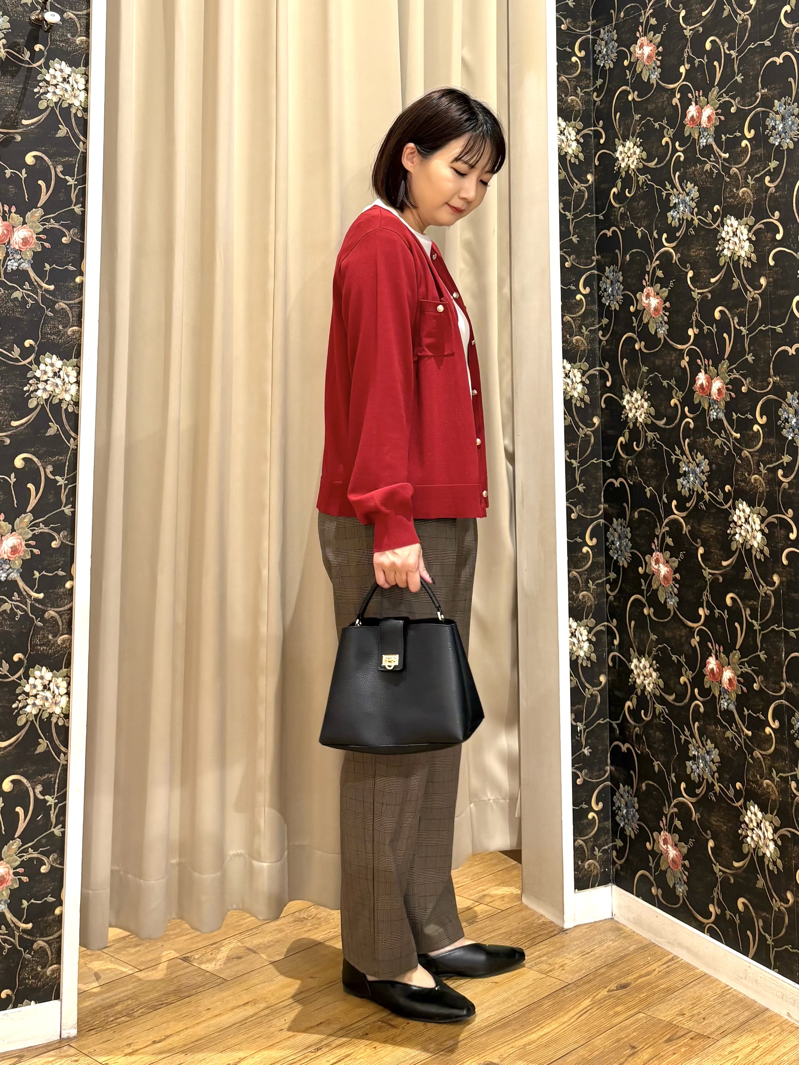 ネリさんの「SHOO･LA･RUE｜【洗濯機可/S-LL】金ボタンが上品に。さらさらタッチカーディガン」を使ったコーディネート