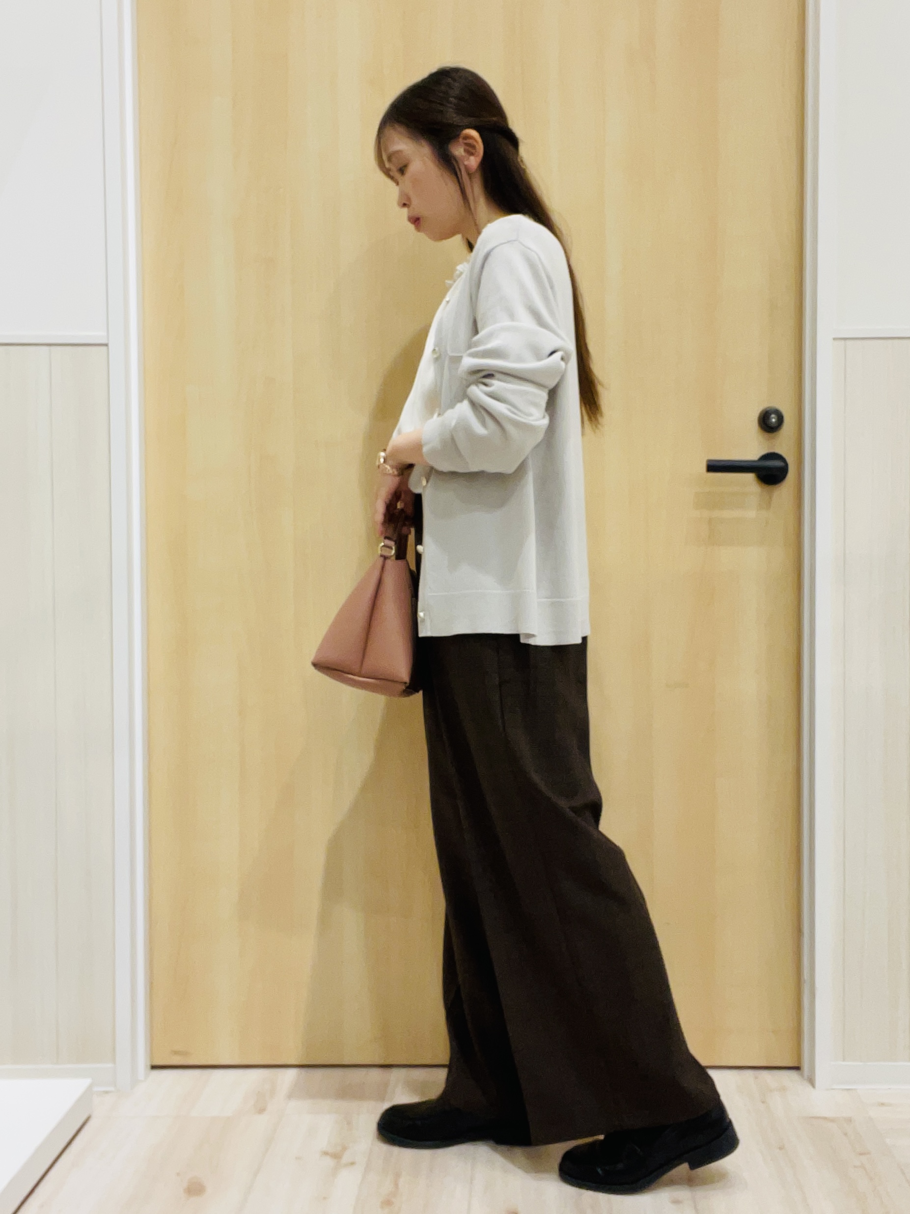 minamiさんの「SHOO･LA･RUE｜【洗濯機可/S-LL】金ボタンが上品に。さらさらタッチカーディガン」を使ったコーディネート