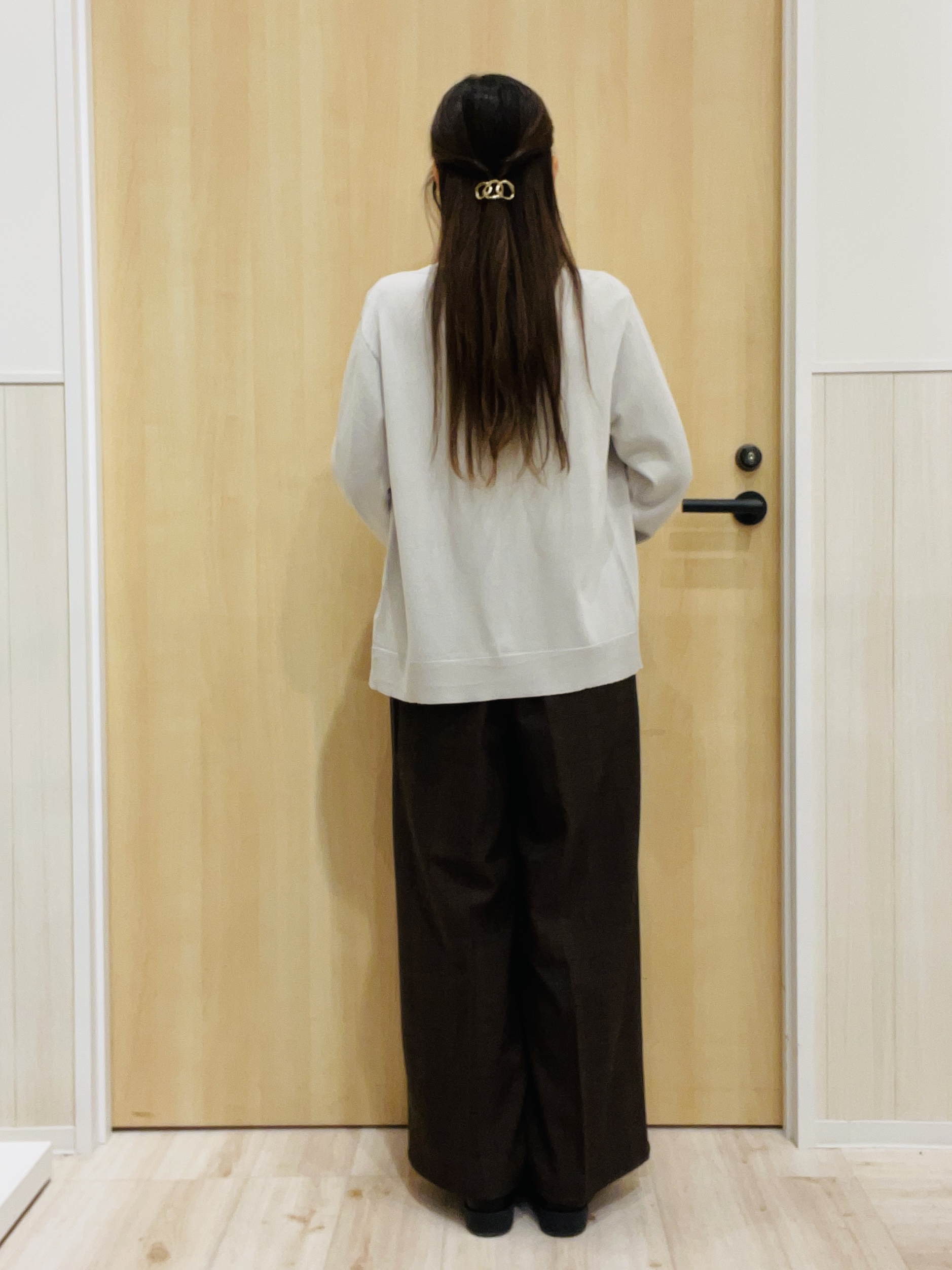 minamiさんの「SHOO･LA･RUE｜【洗濯機可/S-LL】金ボタンが上品に。さらさらタッチカーディガン」を使ったコーディネート