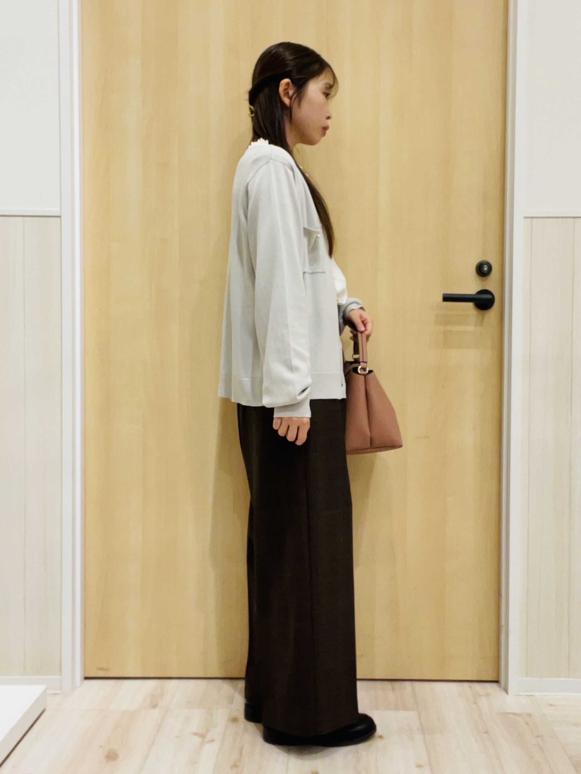 minamiさんの「SHOO･LA･RUE｜【洗濯機可/S-LL】金ボタンが上品に。さらさらタッチカーディガン」を使ったコーディネート