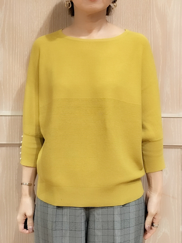 YUKIさんの「SHOO･LA･RUE｜【毛玉になりにくい】パール調ボタンが女性らしさをプラス ガーター切替 7分袖ドルマンニット」を使ったコーディネート