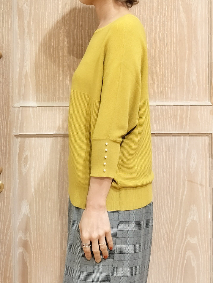 YUKIさんの「SHOO･LA･RUE｜【毛玉になりにくい】パール調ボタンが女性らしさをプラス ガーター切替 7分袖ドルマンニット」を使ったコーディネート