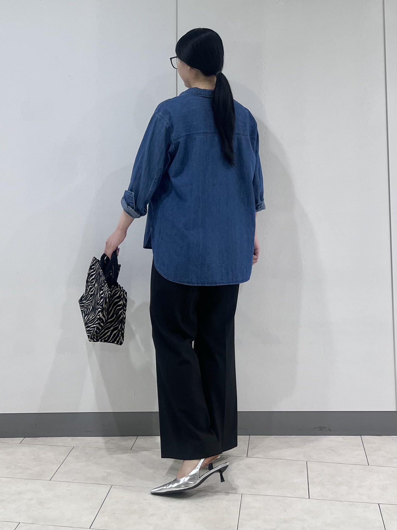 hasuさんの「INDIVI｜【洗える／体型カバー】ライトデニム ワークシャツ」を使ったコーディネート