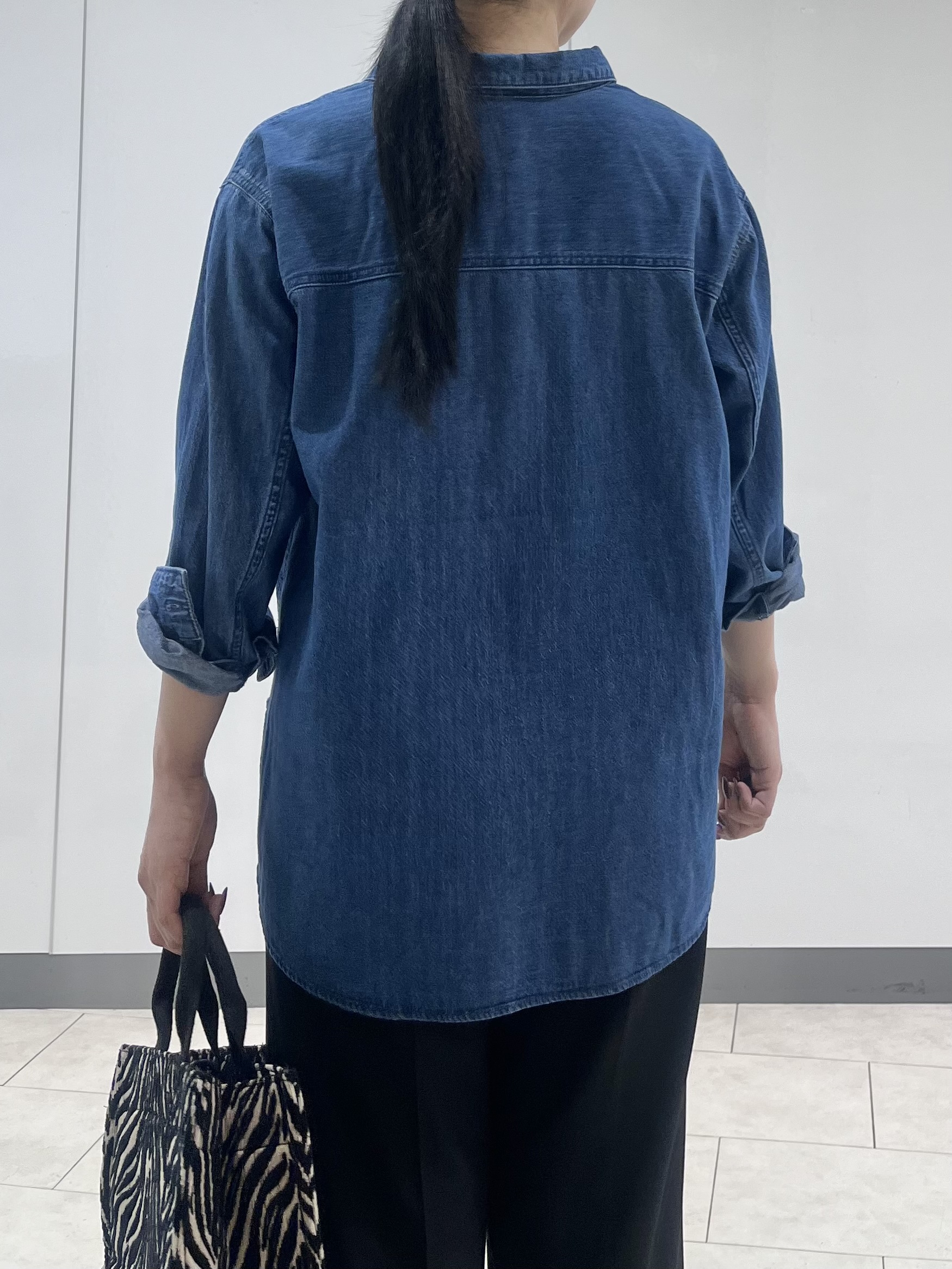 hasuさんの「INDIVI｜【洗える／体型カバー】ライトデニム ワークシャツ」を使ったコーディネート