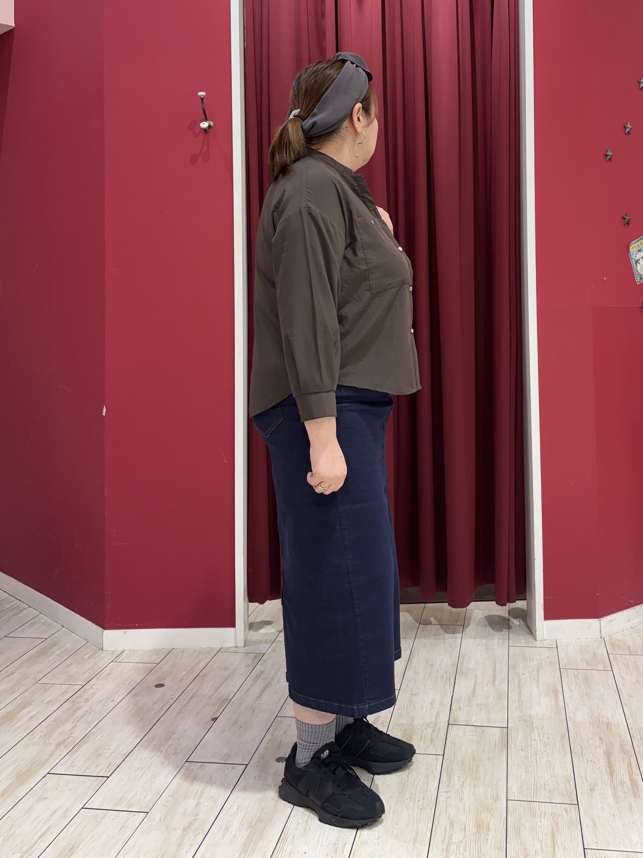 KOZAさんの「SHOO･LA･RUE｜【洗濯後しわになりにくい/S-LL】こなれ見え ゆるっと キーネック金ボタンポケットシャツ」を使ったコーディネート