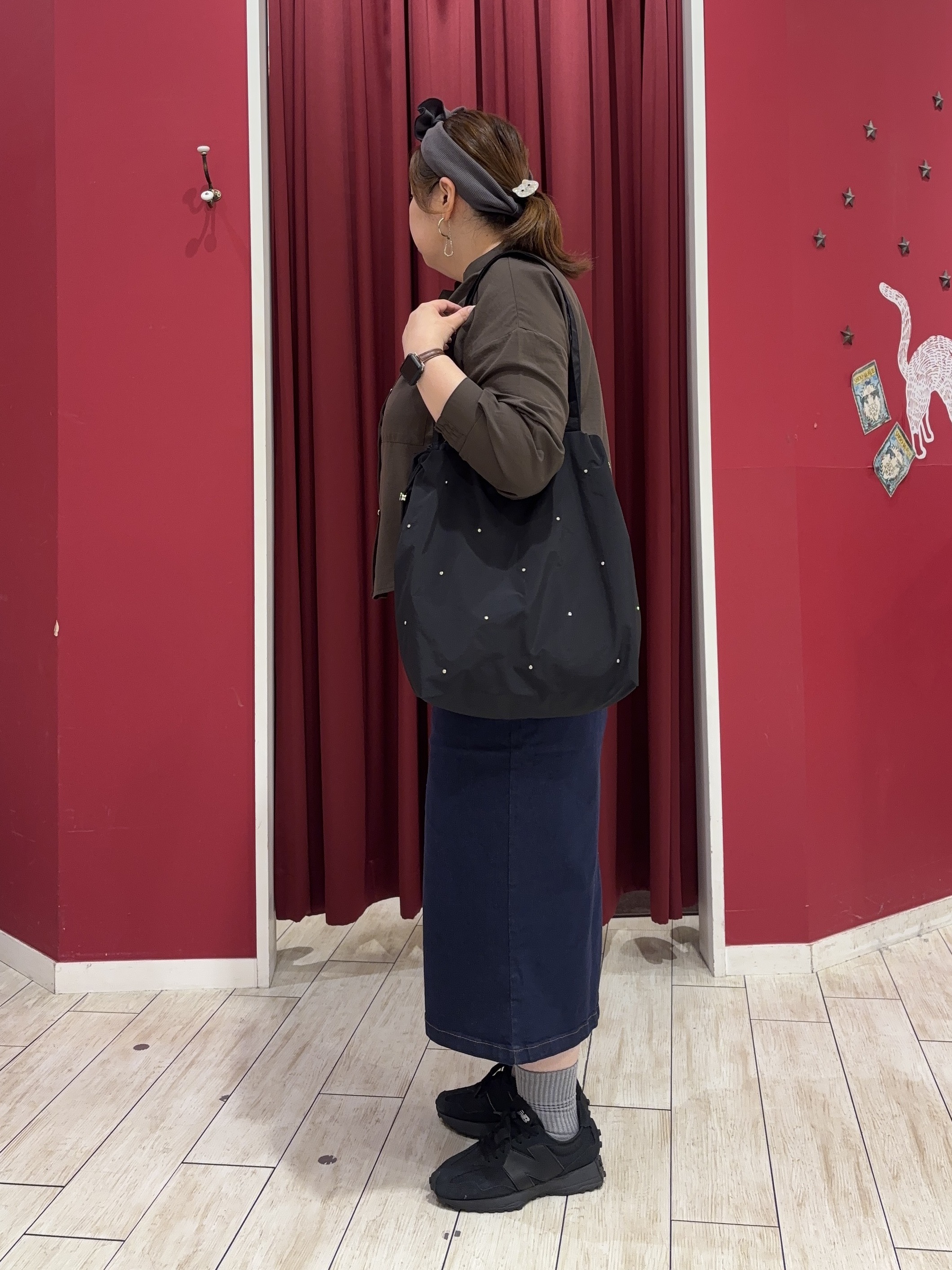 KOZAさんの「SHOO･LA･RUE｜【洗濯後しわになりにくい/S-LL】こなれ見え ゆるっと キーネック金ボタンポケットシャツ」を使ったコーディネート