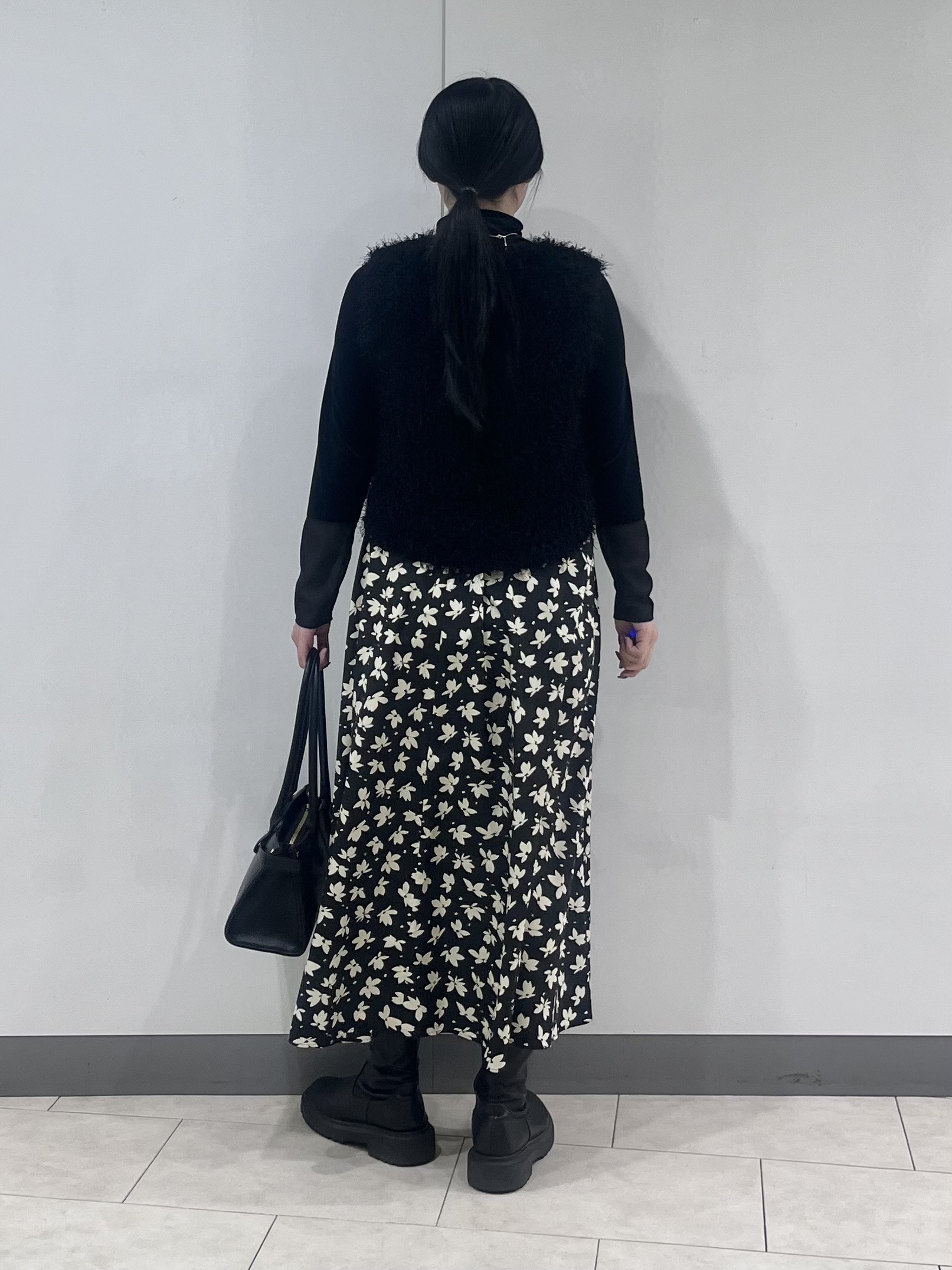 hasuさんの「INDIVI｜【洗える】ファンシーヤーンVネックニットベスト」を使ったコーディネート