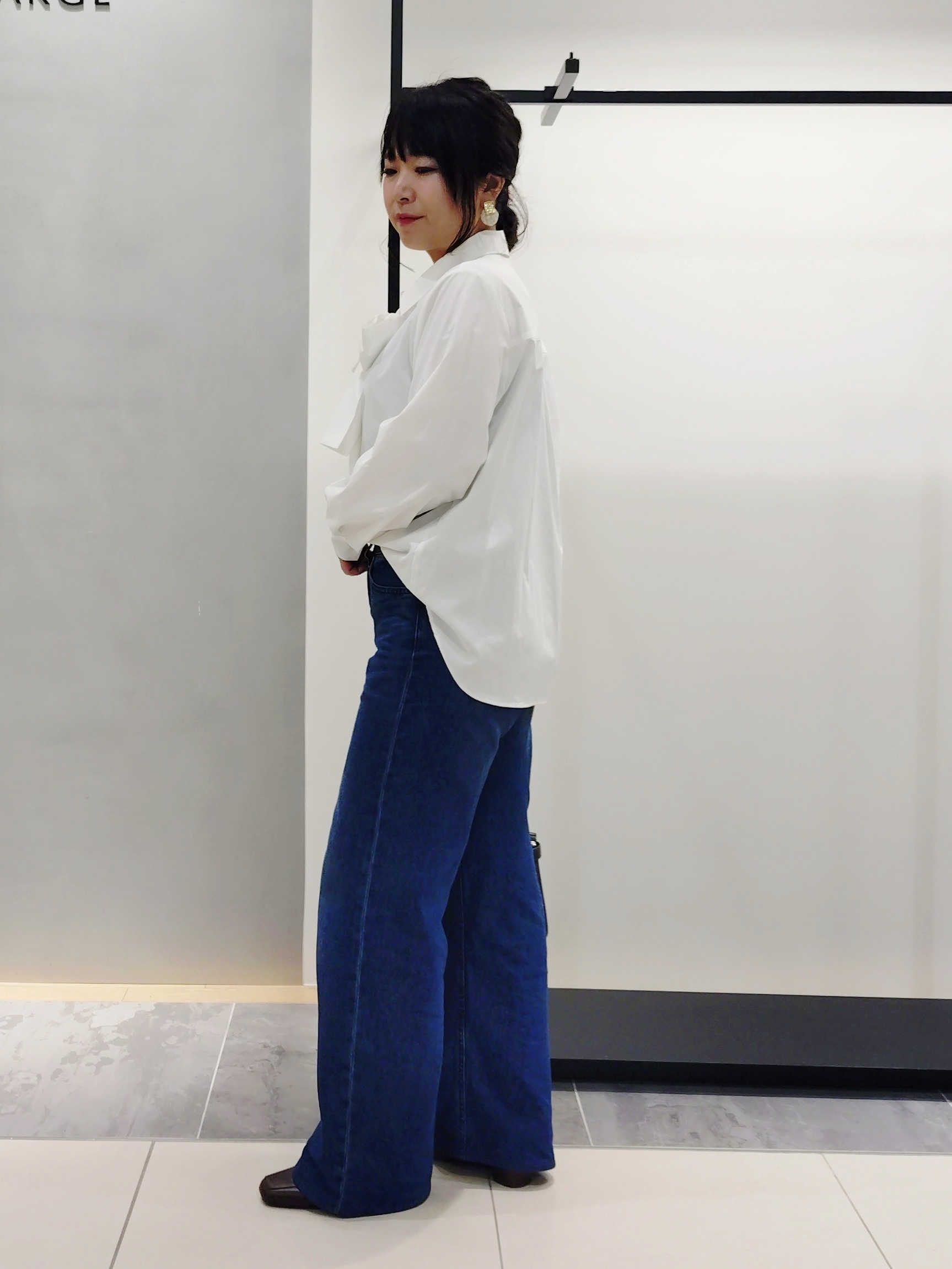 TOMOMIさんの「INDIVI｜【新作登場！】美脚ワイドデニム」を使ったコーディネート