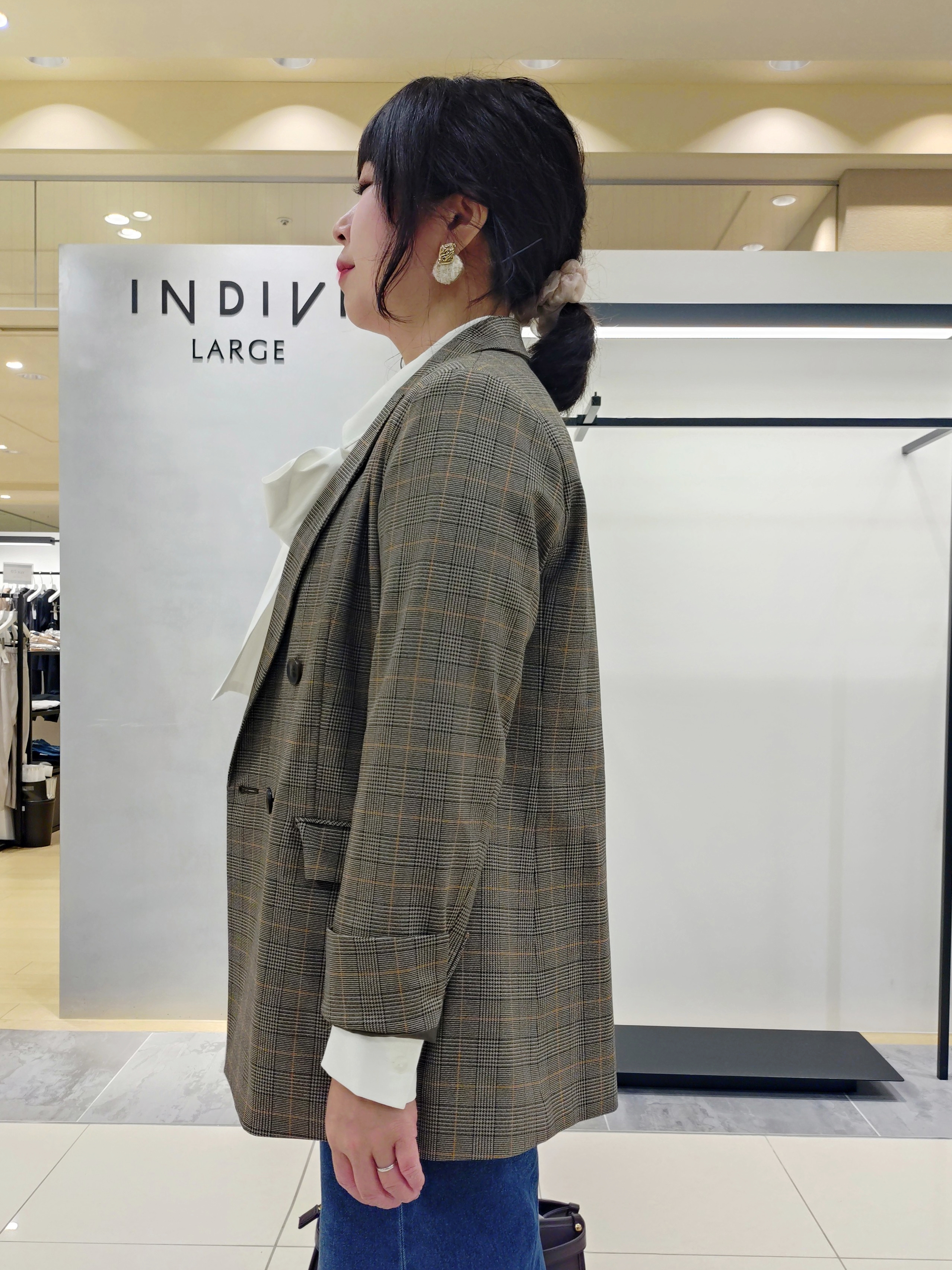 TOMOMIさんの「INDIVI｜【新作登場！】美脚ワイドデニム」を使ったコーディネート