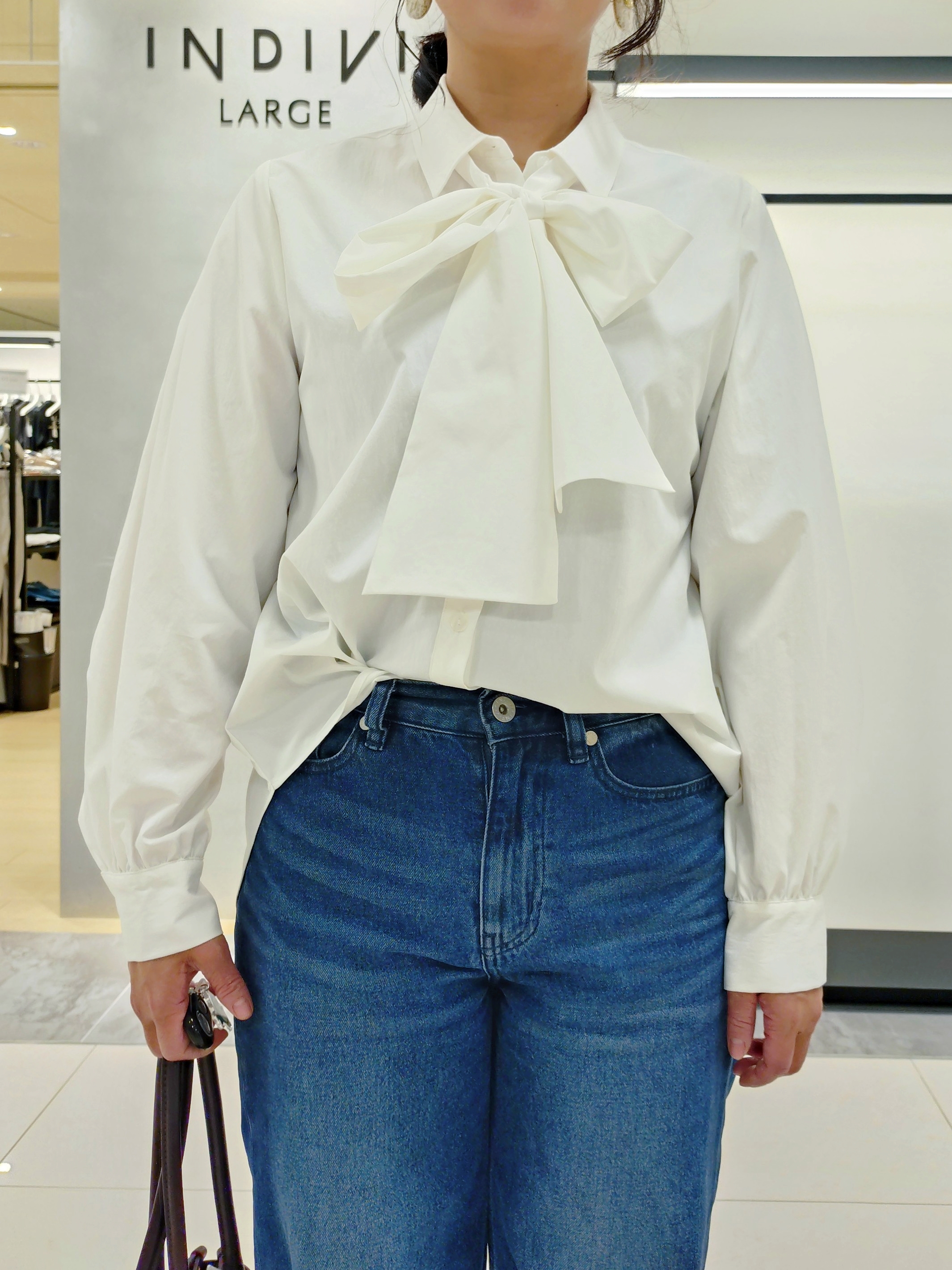 TOMOMIさんの「INDIVI｜【新作登場！】美脚ワイドデニム」を使ったコーディネート