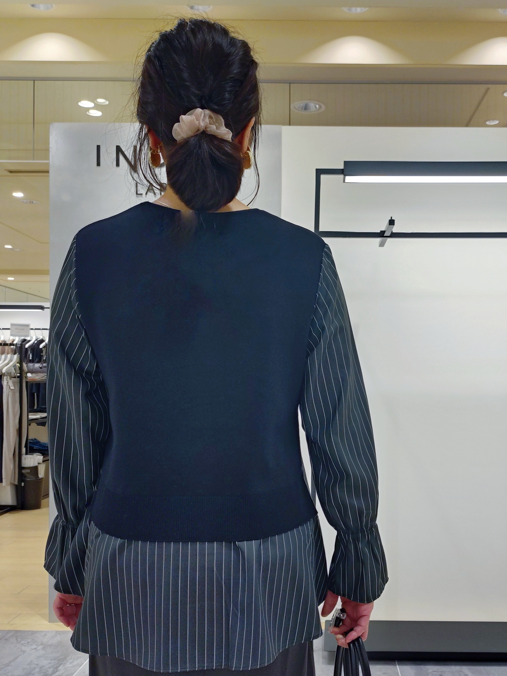 TOMOMIさんの「INDIVI｜【吸汗速乾／ストレッチ◎】サテン素材ナロースカート」を使ったコーディネート