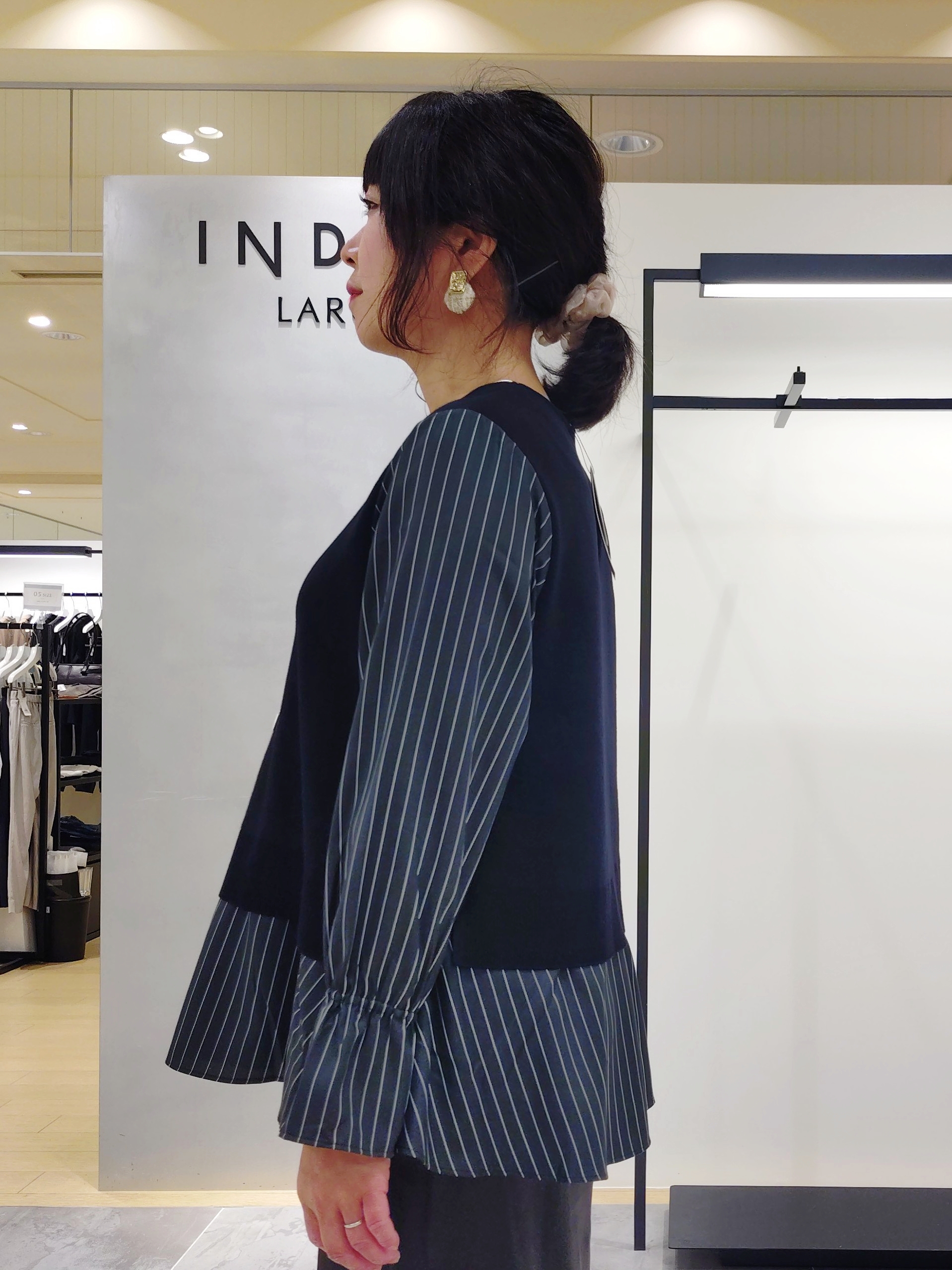TOMOMIさんの「INDIVI｜【吸汗速乾／ストレッチ◎】サテン素材ナロースカート」を使ったコーディネート