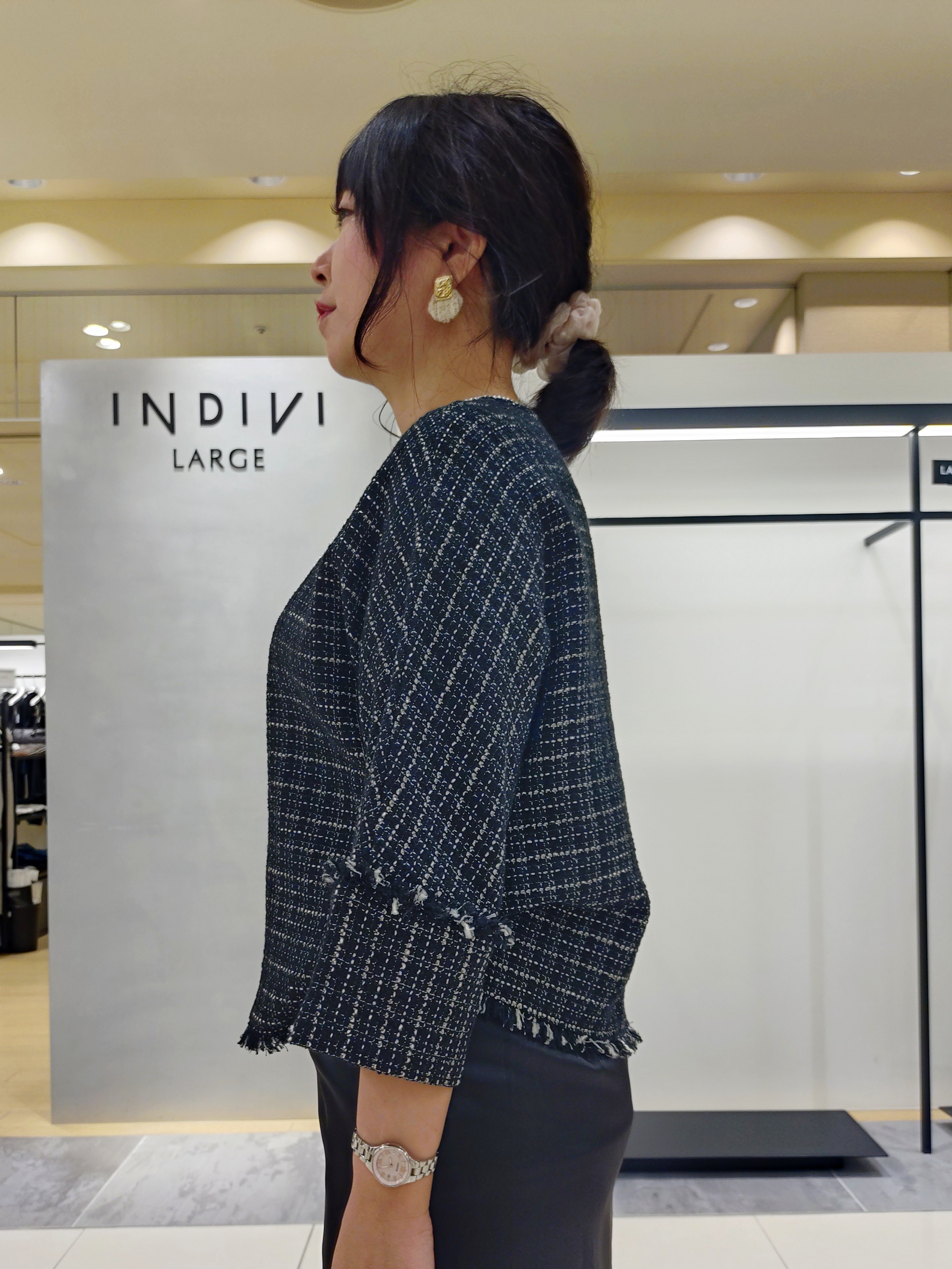 TOMOMIさんの「INDIVI｜【吸汗速乾／ストレッチ◎】サテン素材ナロースカート」を使ったコーディネート