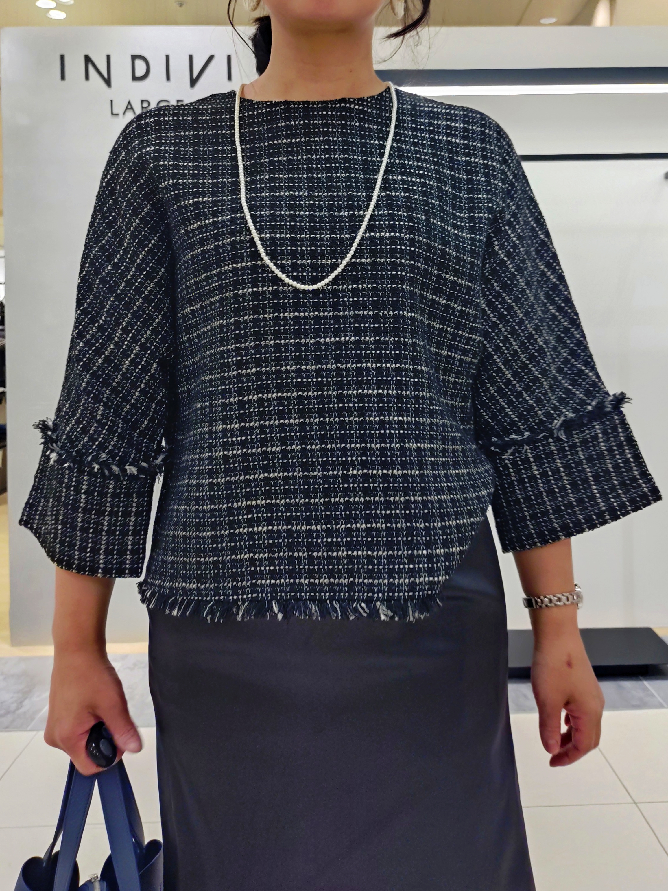 TOMOMIさんの「INDIVI｜【吸汗速乾／ストレッチ◎】サテン素材ナロースカート」を使ったコーディネート