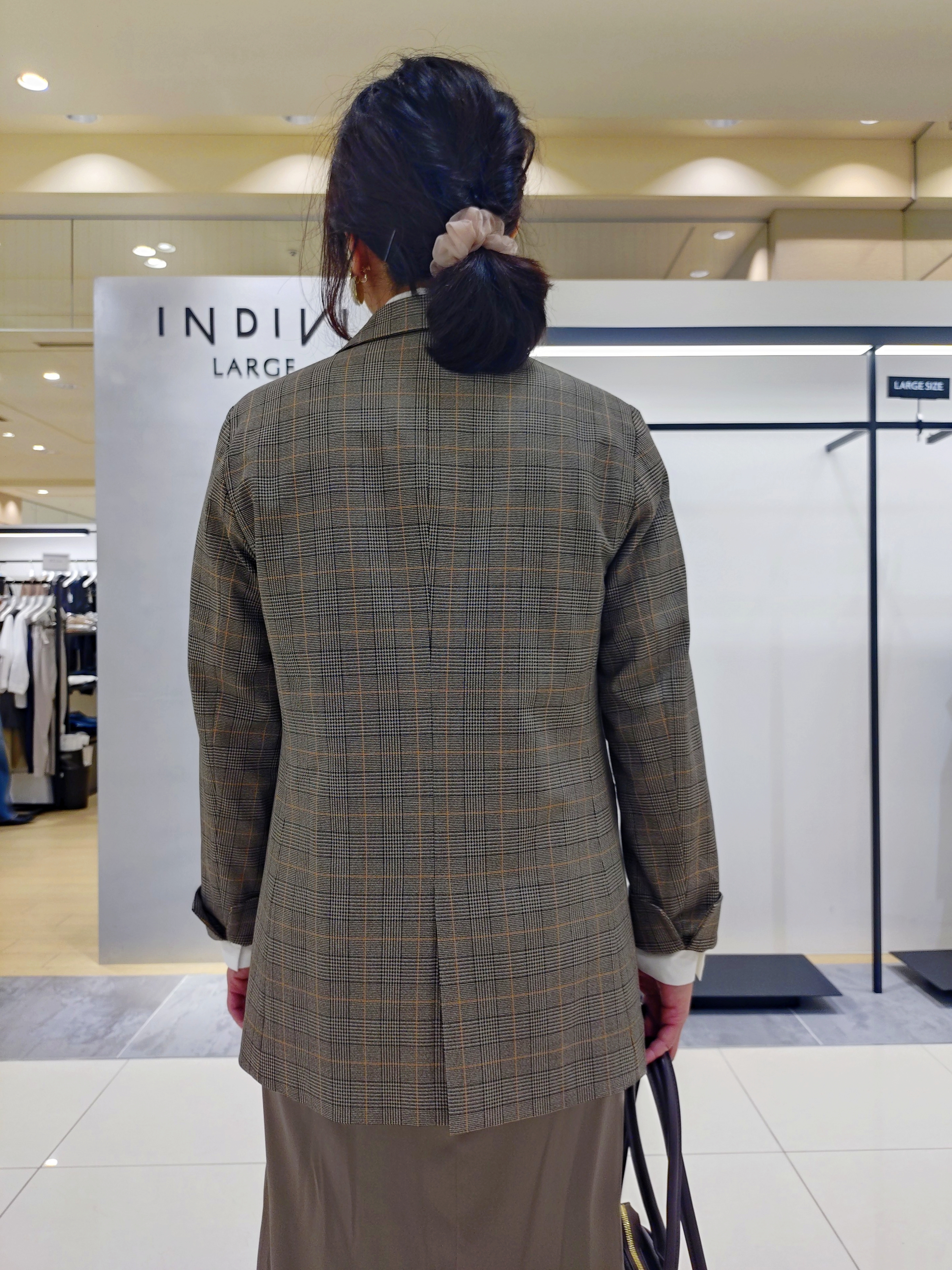 TOMOMIさんの「INDIVI｜【洗濯機OK／ストレッチ◎】秋はじめのダブルジャケット」を使ったコーディネート