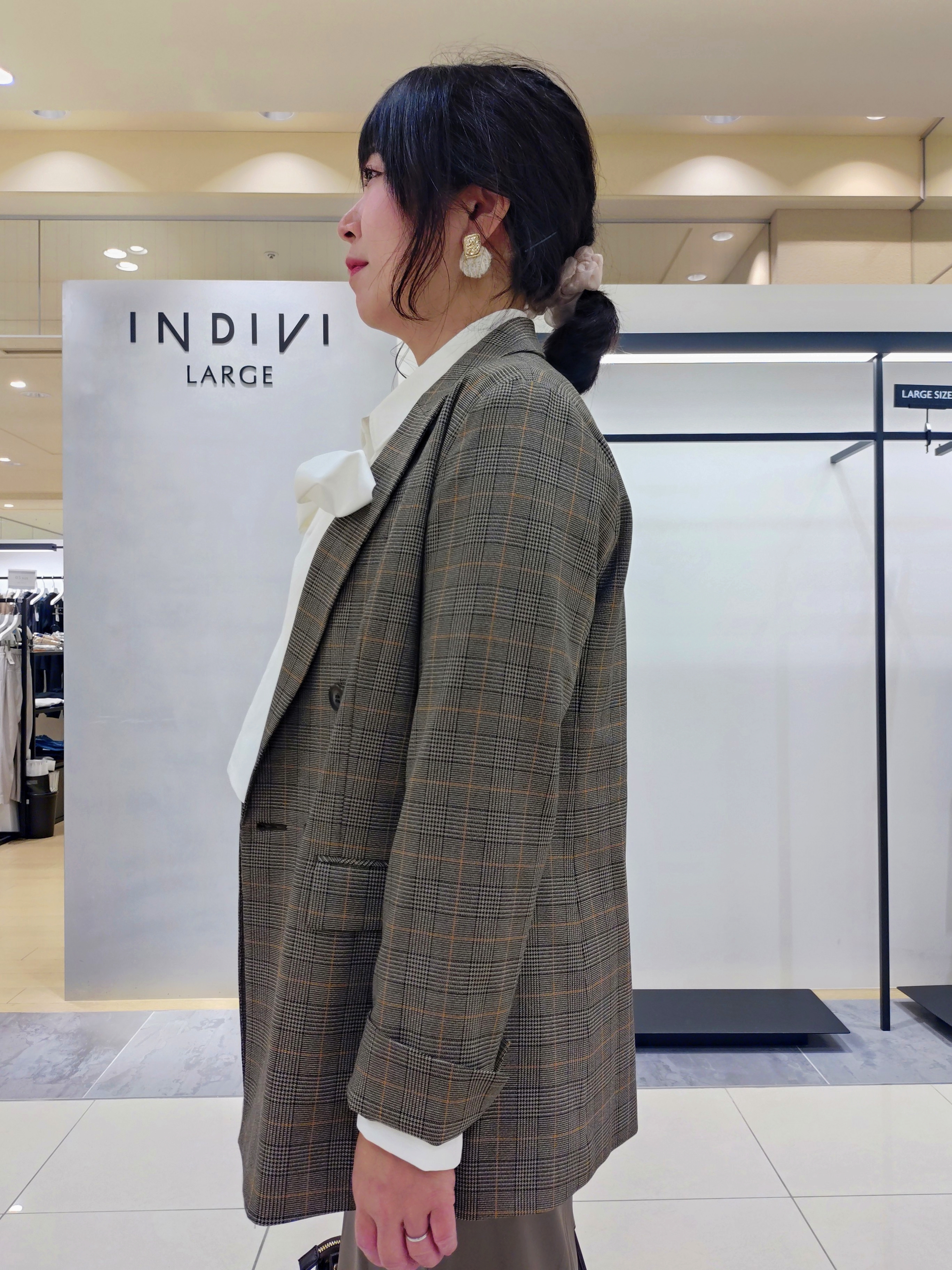 TOMOMIさんの「INDIVI｜【洗濯機OK／ストレッチ◎】秋はじめのダブルジャケット」を使ったコーディネート