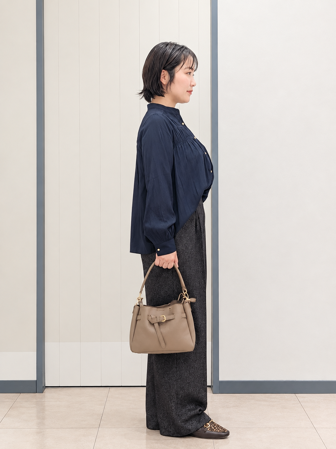 yukikaさんの「grove｜【お仕事◎】ヴィンテージサテンシャーリングブラウス」を使ったコーディネート