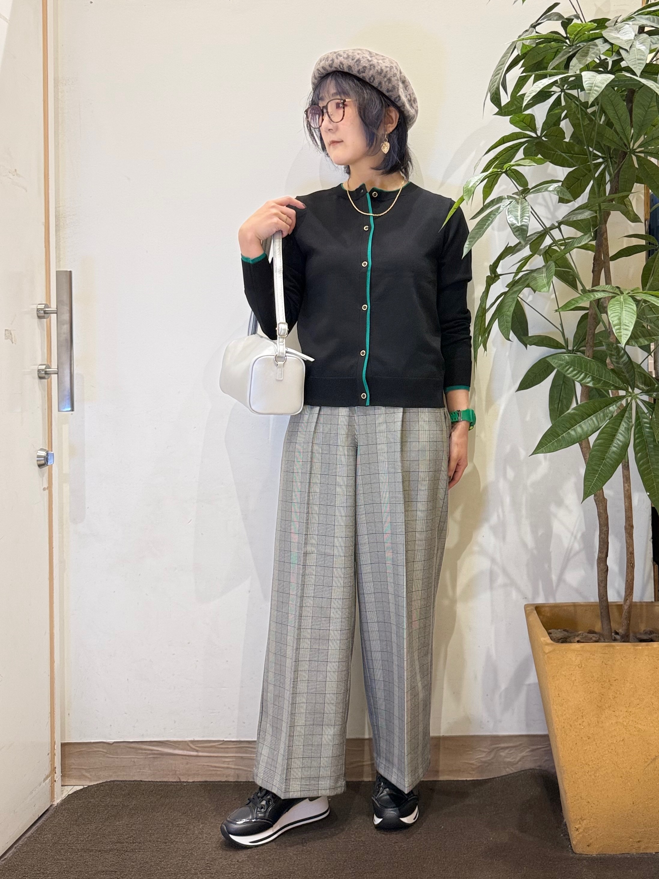 misakiさんの「SHOO･LA･RUE｜【S-LL/洗濯機可】レイヤード風でこなれ見え 配色カーディガン」を使ったコーディネート