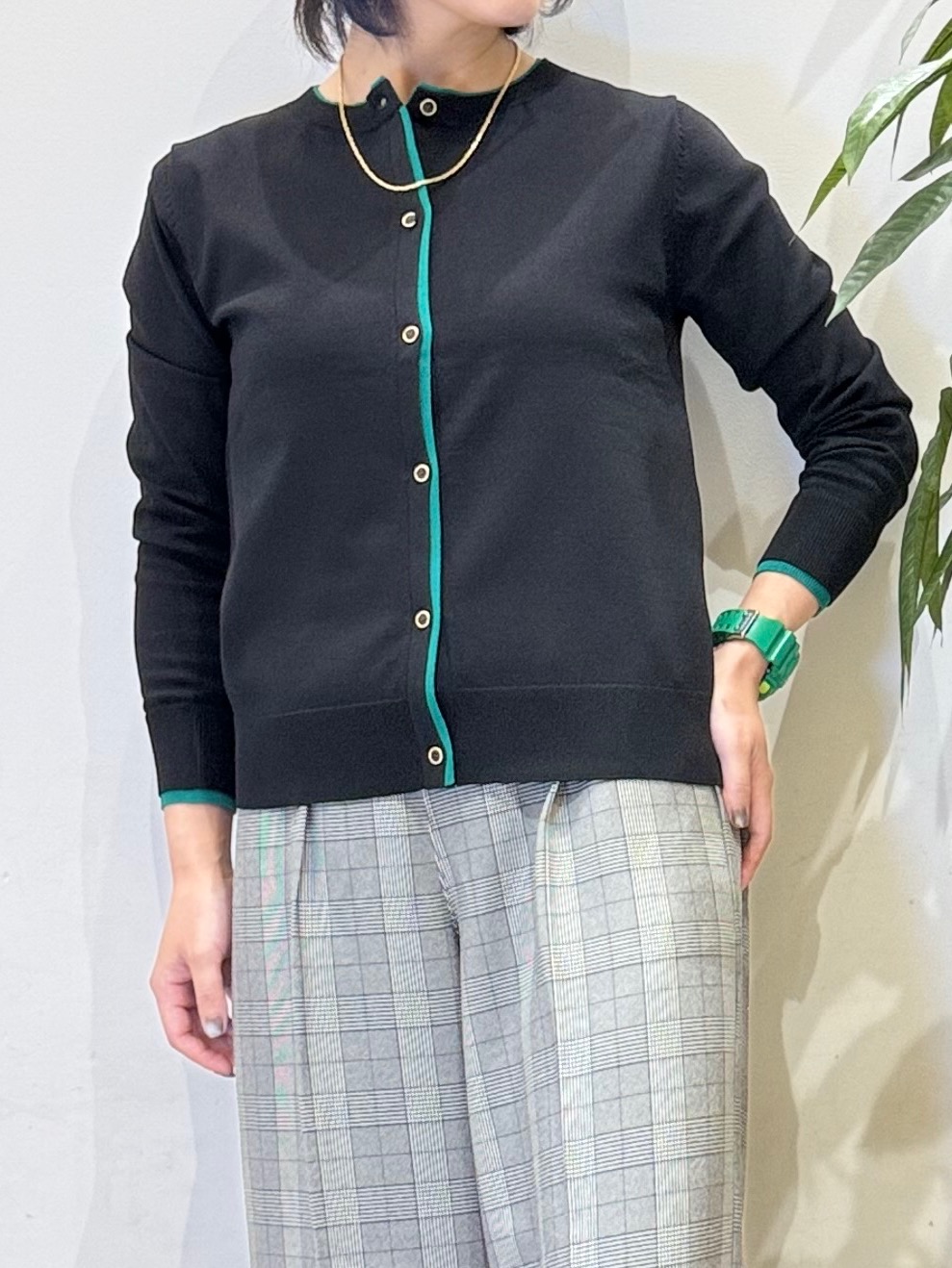 misakiさんの「SHOO･LA･RUE｜【S-LL/洗濯機可】レイヤード風でこなれ見え 配色カーディガン」を使ったコーディネート