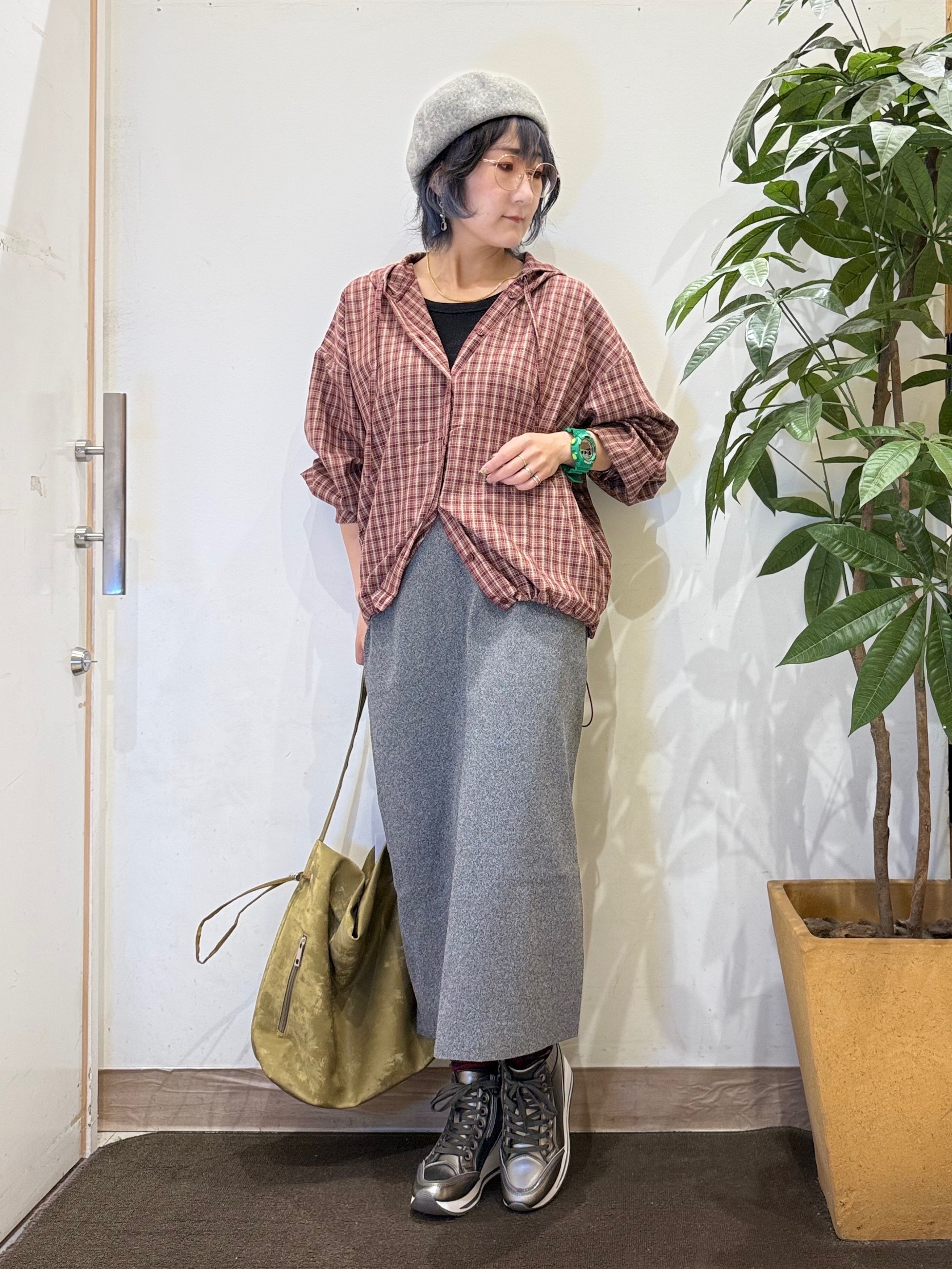 misakiさんの「SHOO･LA･RUE｜【S-LL/洗濯機可】大人カジュアルに。裾ドロスト フードチェックシャツ」を使ったコーディネート