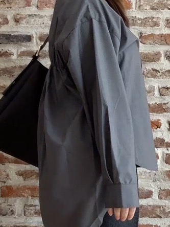 tokiさんの「THE SHOP TK｜後ろ姿も着映える バックシャーリングシャツ」を使ったコーディネート