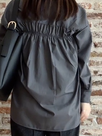 tokiさんの「THE SHOP TK｜後ろ姿も着映える バックシャーリングシャツ」を使ったコーディネート