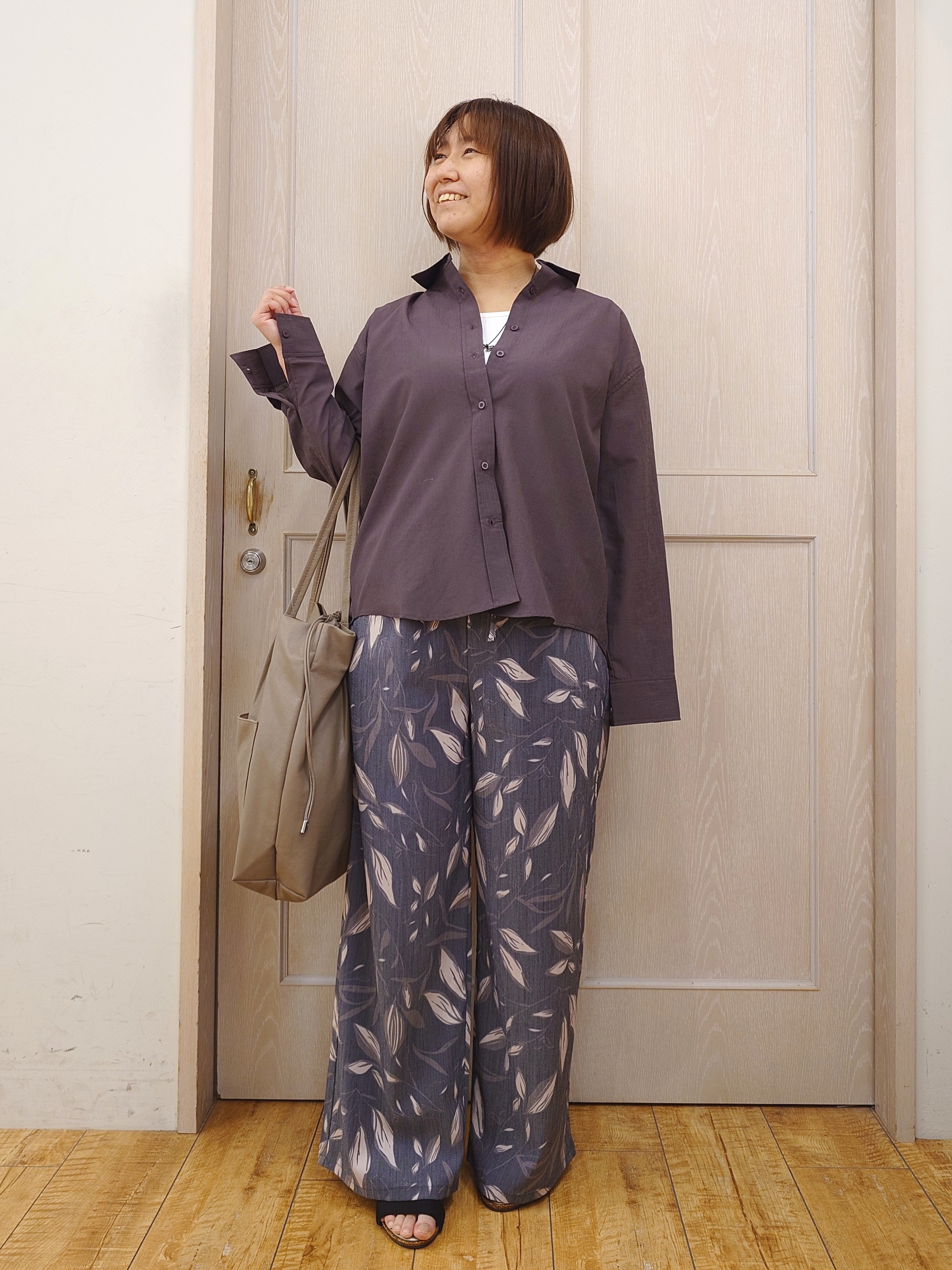 とろろさんの「SHOO･LA･RUE｜【通気性〇/S-LL/洗濯機可】羽織にも使いやすい きちんとベーシックシャツ」を使ったコーディネート