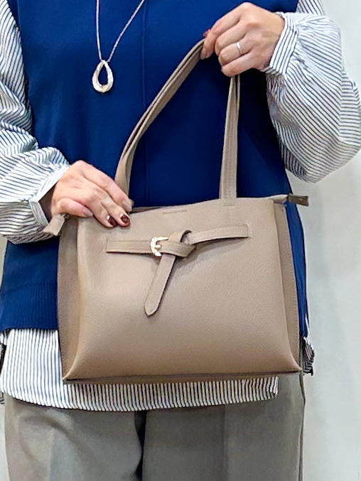 haruさんの「SHOO･LA･RUE｜【2点セット/S-LL】着回し自在 スポンディッシュニットベスト＆フレアシャツ」を使ったコーディネート
