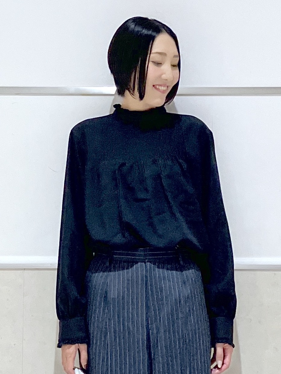 eriko さんの「Dessin｜【洗える/オンオフ使える】スタンドフリルピンタックブラウス」を使ったコーディネート