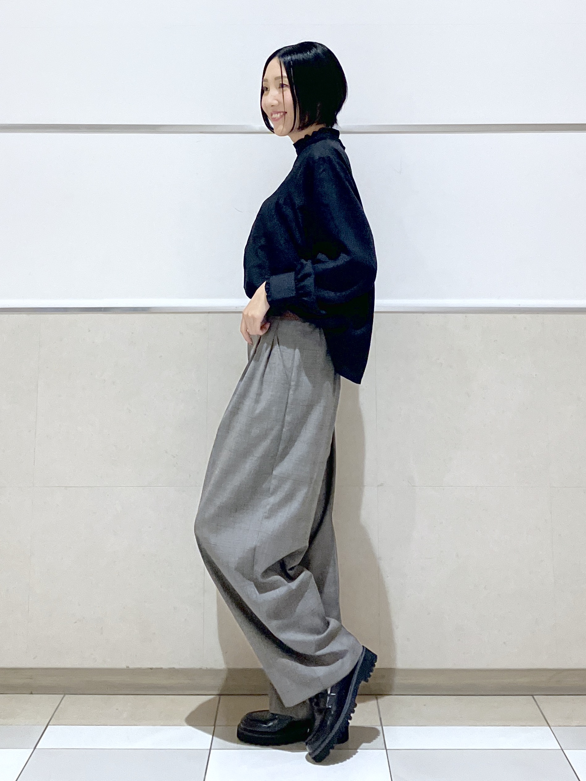 eriko さんの「Dessin｜【洗える/オンオフ使える】スタンドフリルピンタックブラウス」を使ったコーディネート