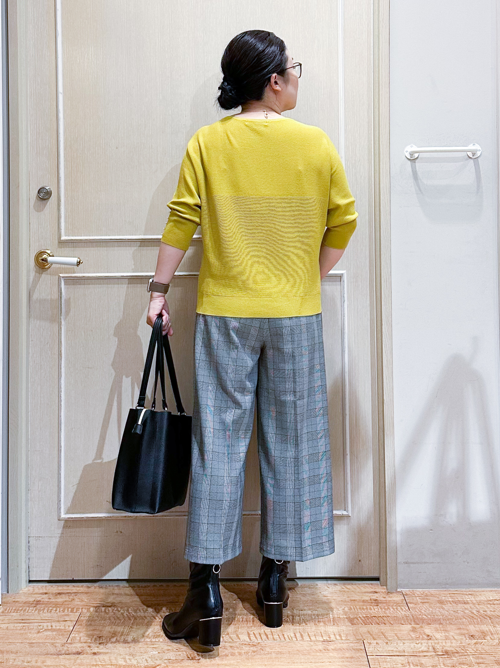 umeさんの「SHOO･LA･RUE｜【毛玉になりにくい】パール調ボタンが女性らしさをプラス ガーター切替 7分袖ドルマンニット」を使ったコーディネート