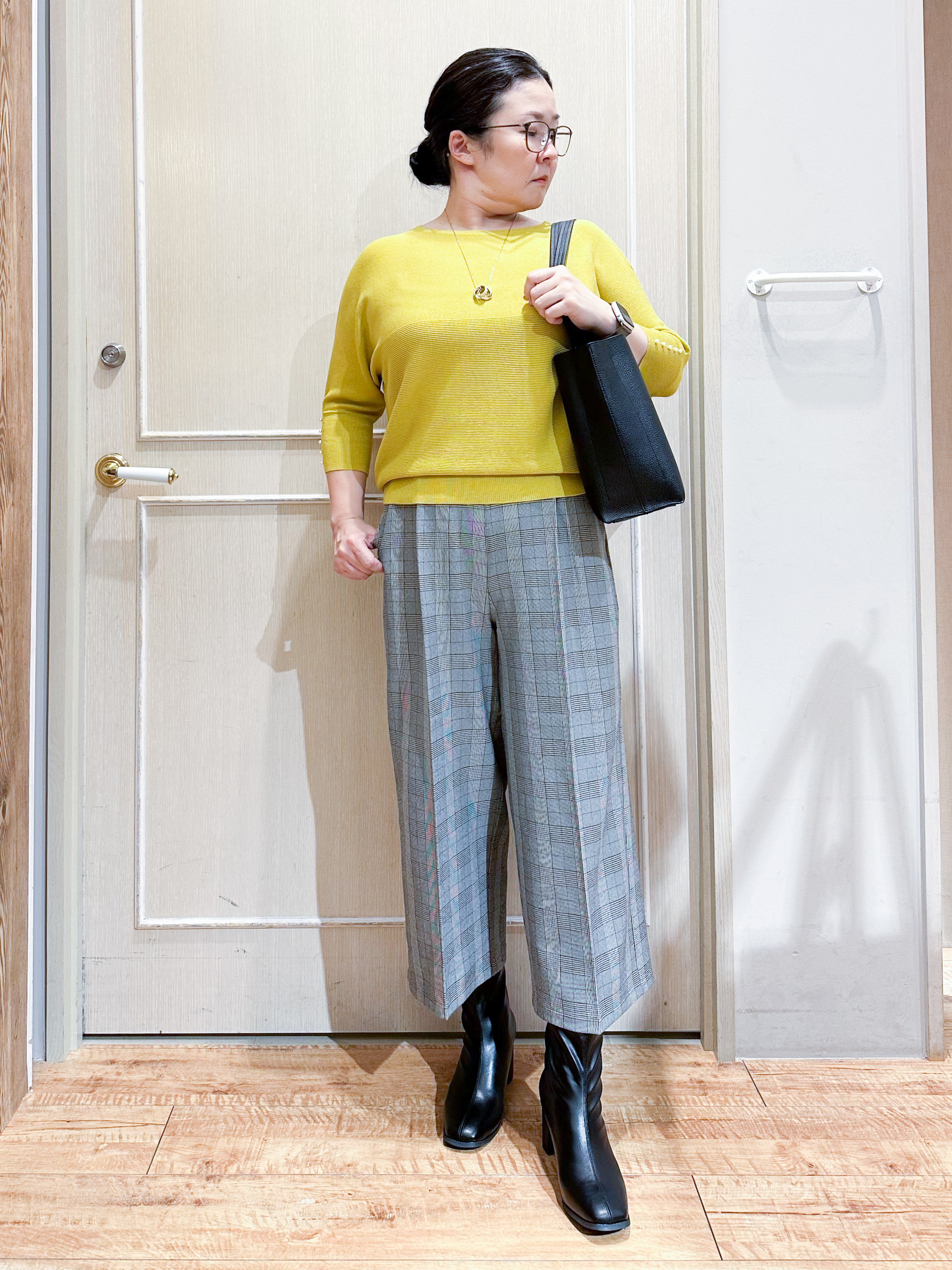 umeさんの「SHOO･LA･RUE｜【毛玉になりにくい】パール調ボタンが女性らしさをプラス ガーター切替 7分袖ドルマンニット」を使ったコーディネート
