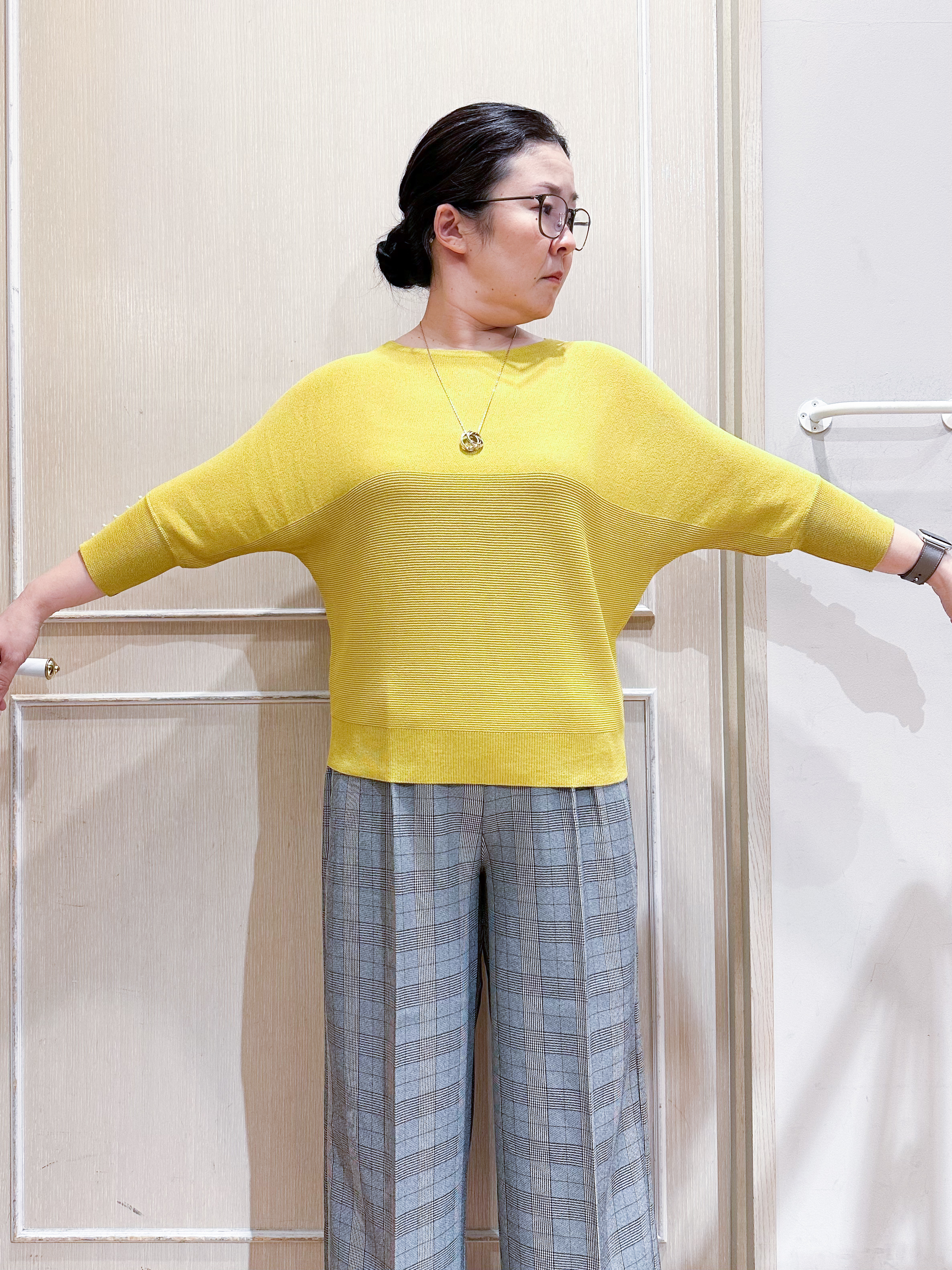 umeさんの「SHOO･LA･RUE｜【毛玉になりにくい】パール調ボタンが女性らしさをプラス ガーター切替 7分袖ドルマンニット」を使ったコーディネート