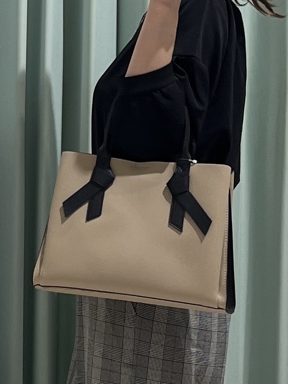 まつみさんの「SHOO･LA･RUE｜【着丈選べる/2点セット/S-LL/洗濯機可】ネックレス付き 着心地さらり7分袖ブラウス」を使ったコーディネート